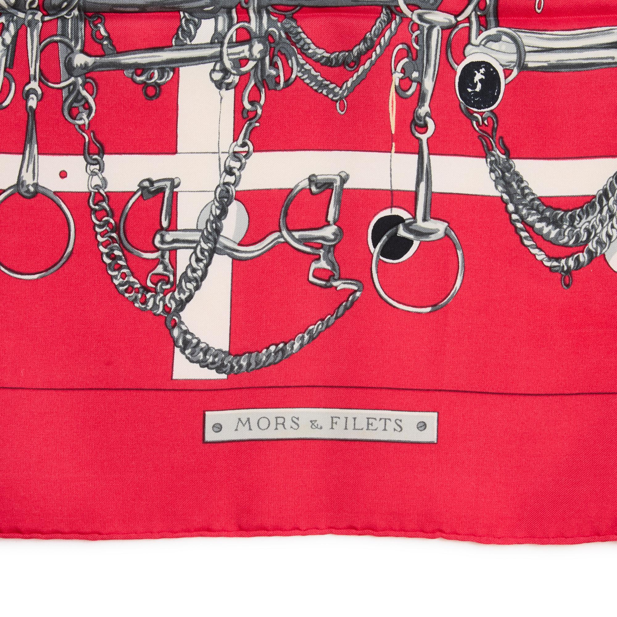 1966 Hermès Mors et Filets Red Silk Twill Scarf Carre 90 In Good Condition For Sale In PARIS, FR