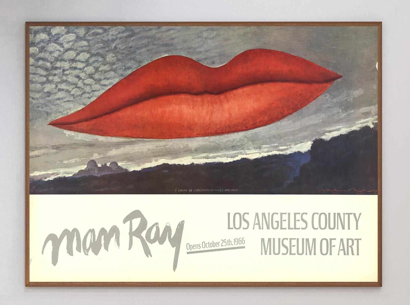 Wunderschönes Plakat für die Einzelausstellung von Man Ray im Los Angeles County Museum of Art. Die Ausstellung wurde am 26. Oktober 1966 eröffnet und zeigte viele Gemälde und andere Medien der Künstler. Dieses Stück zeigt sein Werk aus demselben
