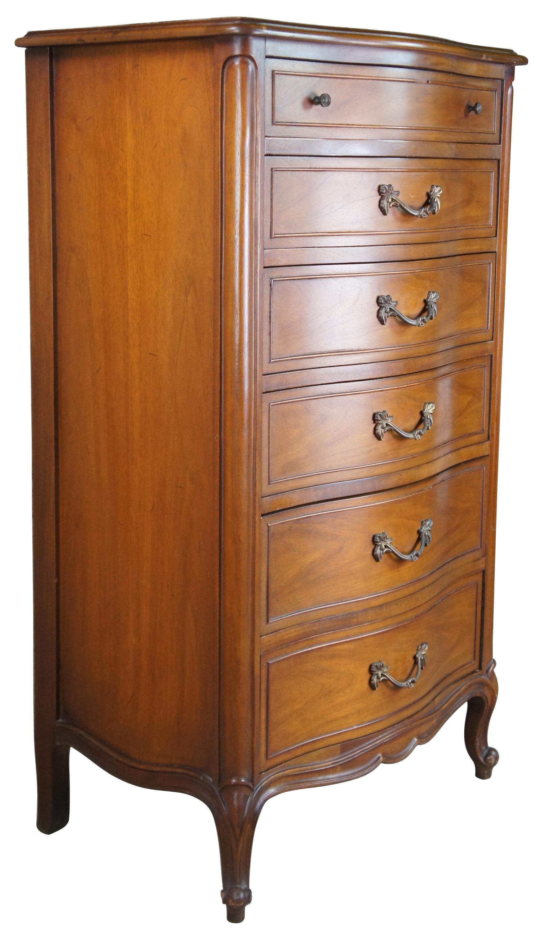 1966 mid century Drexel Bordeaux French Provincial semanier chest or dresser. Made from walnut with a serpentine form, six drawers and cabriole legs with scrolled feet. 206-491.
   
