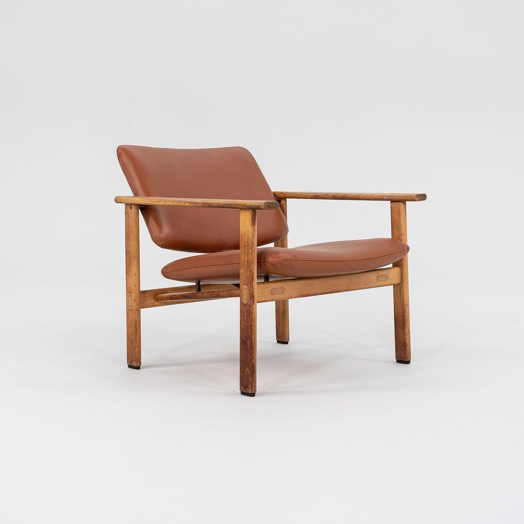 Dies ist ein Modell 4700 Easy Chair, ursprünglich entworfen von Arne Jacobsen für Fritz Hansen im Jahr 1965. Dieses Exemplar wurde ca. 1966 in Dänemark hergestellt. Das Gestell ist aus massiver Buche und wurde neu mit feinem cognacfarbenem Leder