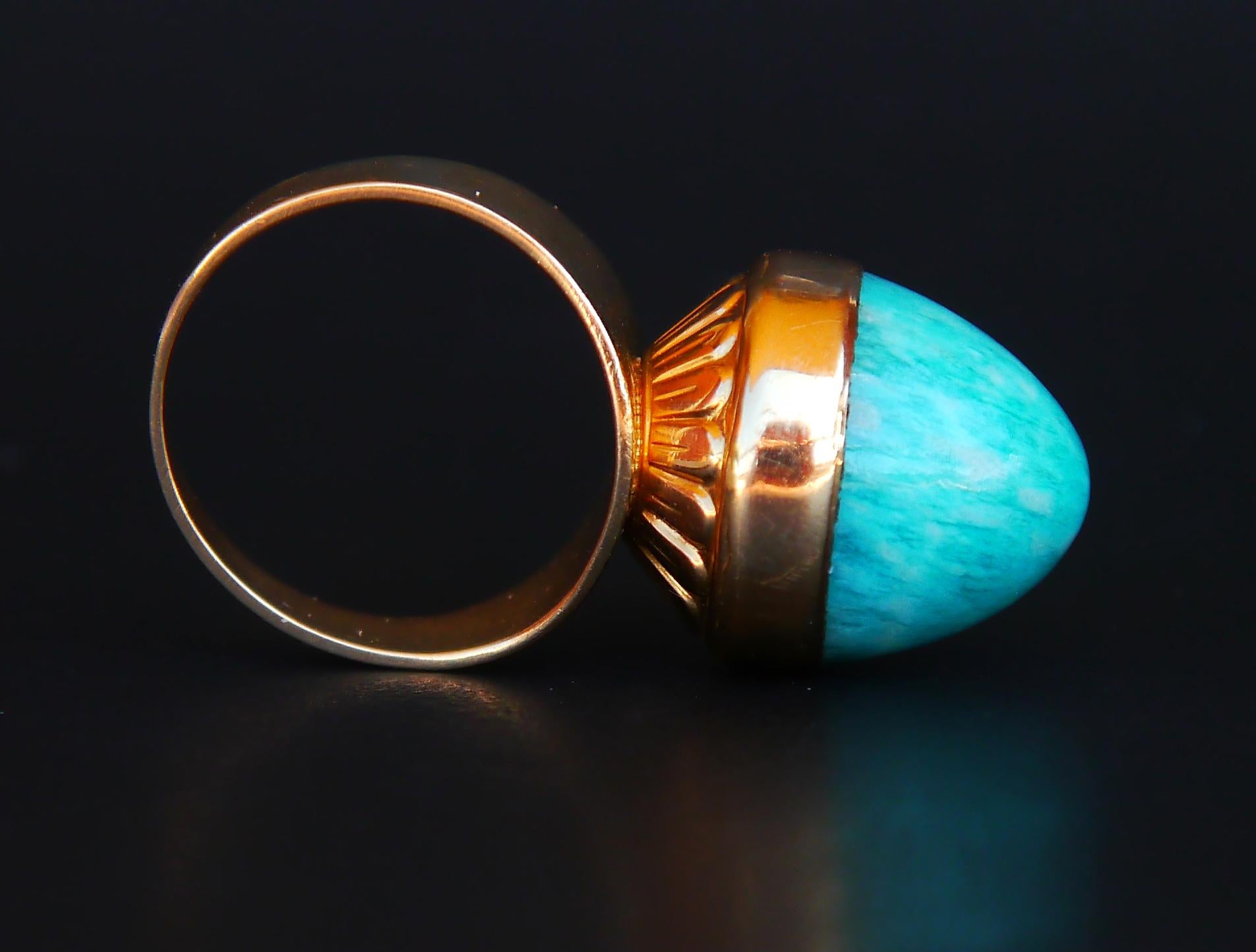 Unusual modernist ring in solid 18K Yellow Gold with fine setting of some variety of Amazonit stone cut cabochon measuring Ø 12 mm x 11 mm long x 8 mm widest / ca. 8 ct. Beautifully shaped and polished stone of vibrant Blue and Whiter colors. Crown