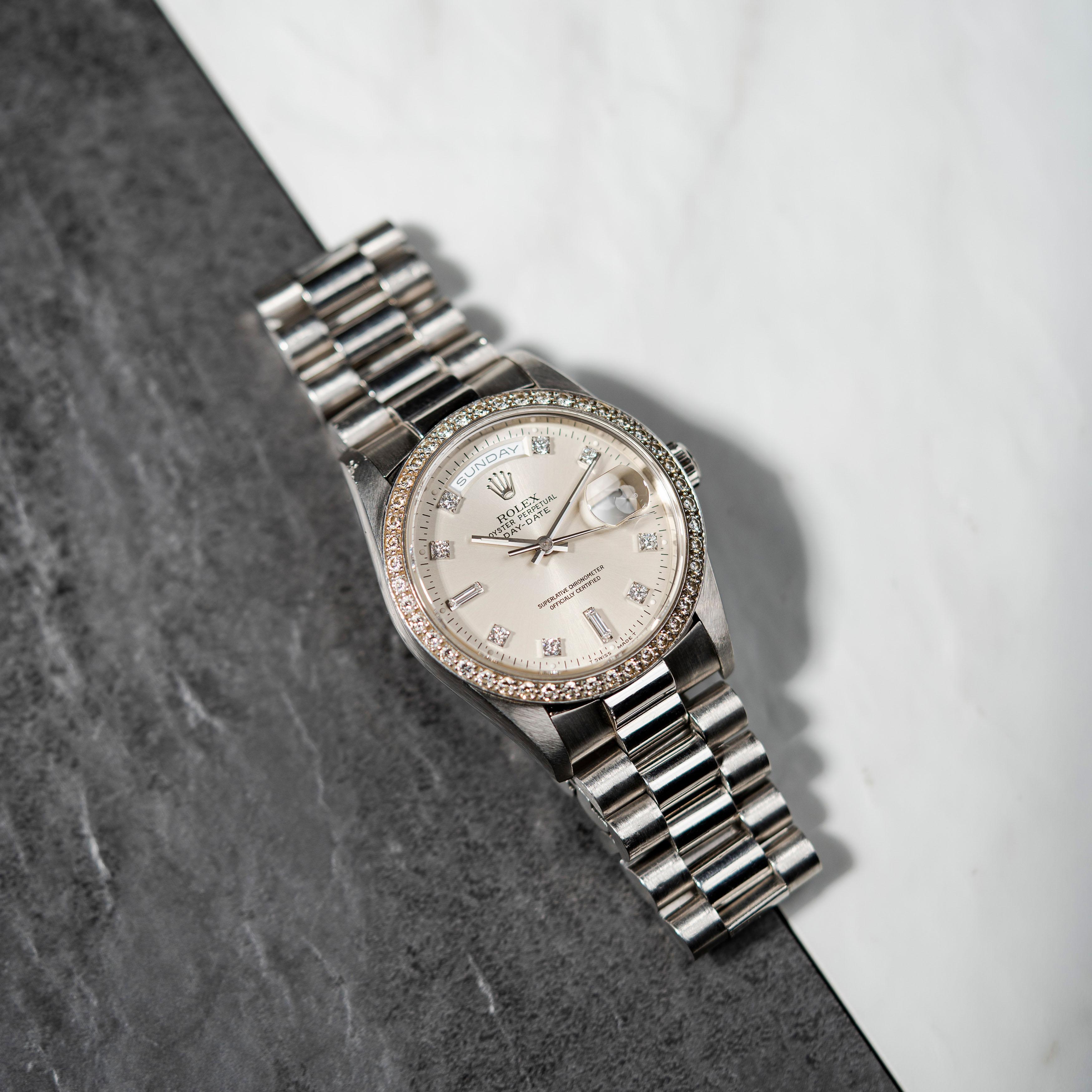 Platino 1804 - nella nostra costante ricerca di Day Date rari e raffinati ci imbattiamo in diversi esemplari che si distinguono per i quadranti e le decorazioni della cassa, ma ogni volta che un Day Date Vintage in platino arriva sul nostro tavolo
