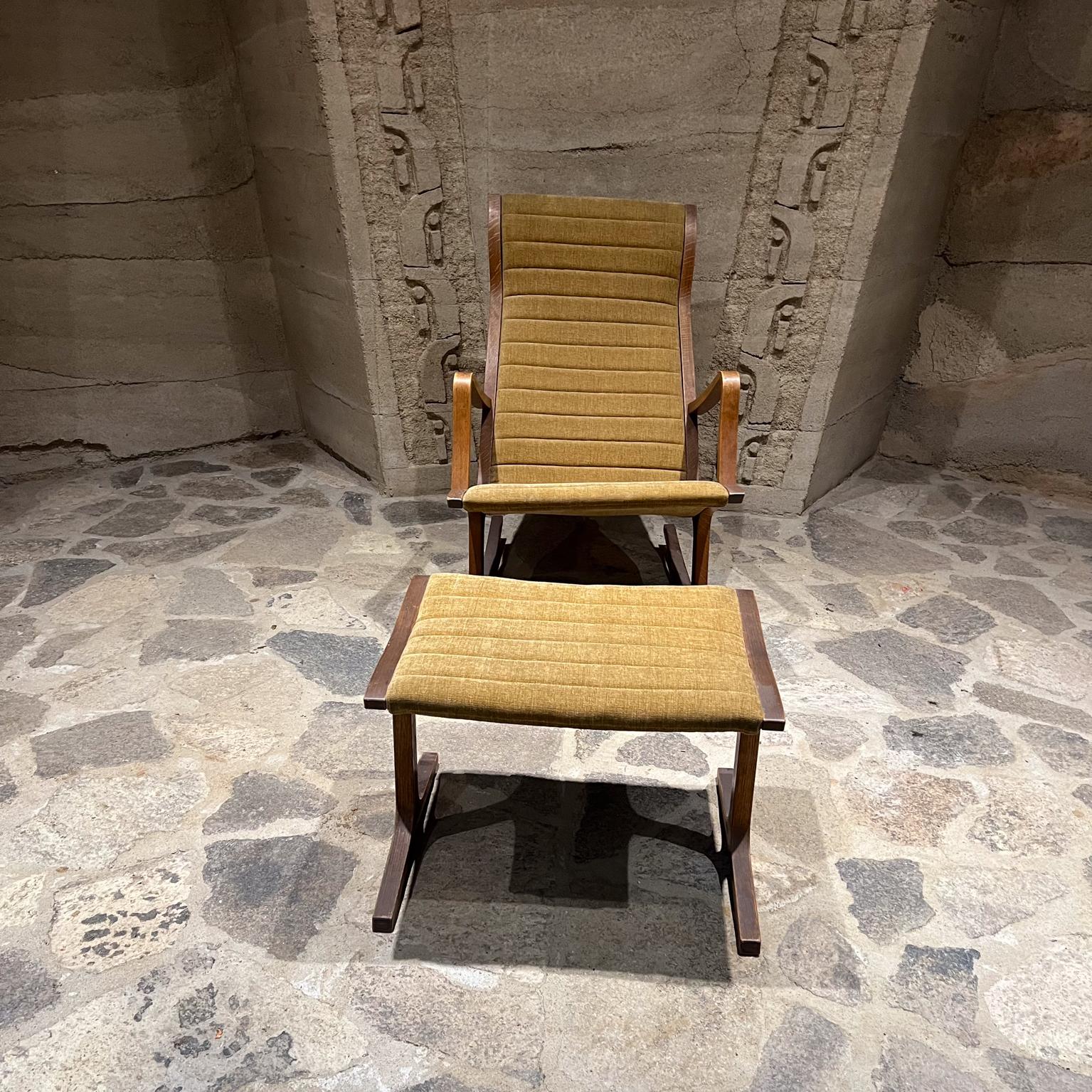 Metà XX secolo 1966 Tendo Mokko Heron Highback Rocking Chair Ottoman Giappone in vendita