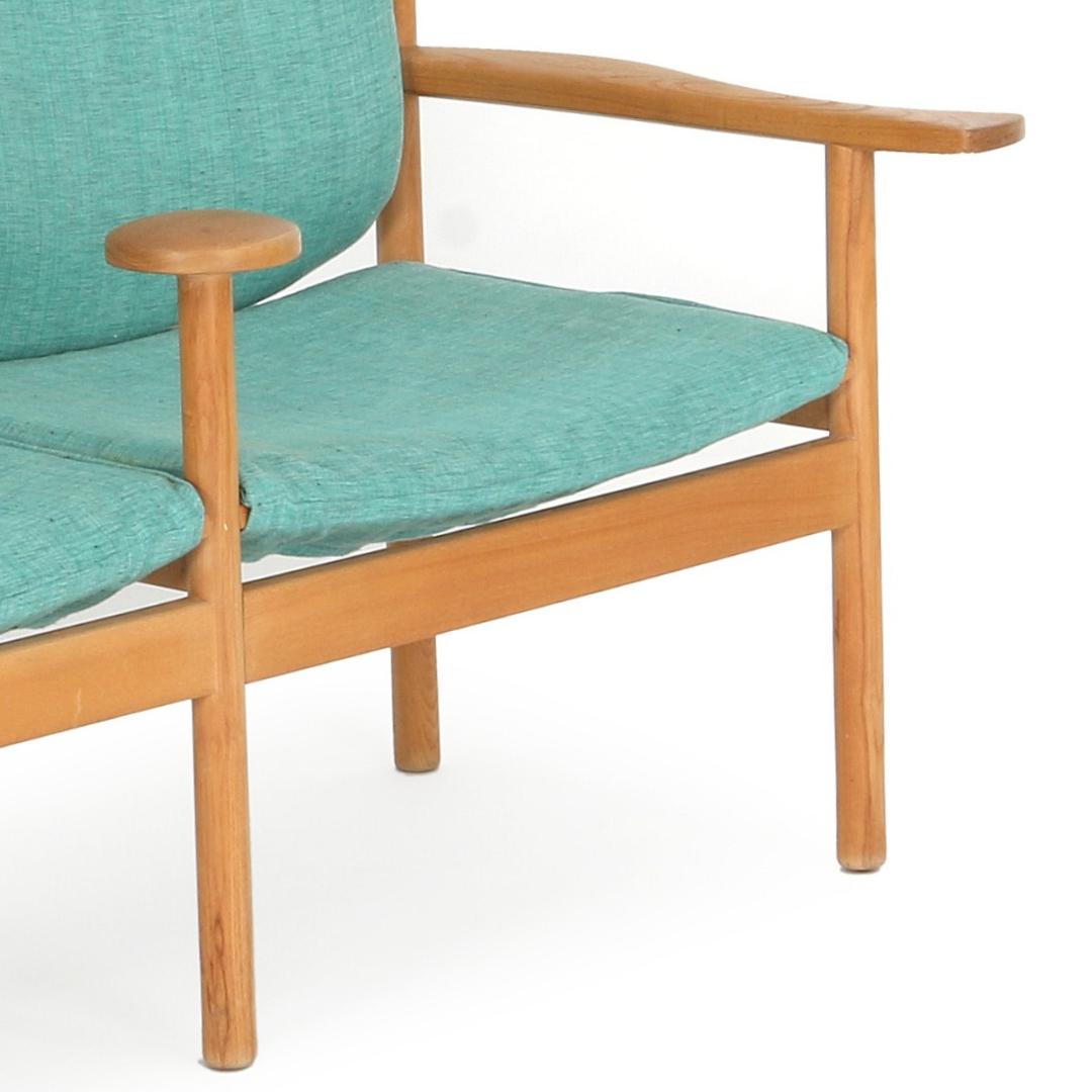 Scandinavo moderno 1966 Vilhelm Wohlert, Divano unico in olmo massiccio, rivestito con tessuto verde in vendita
