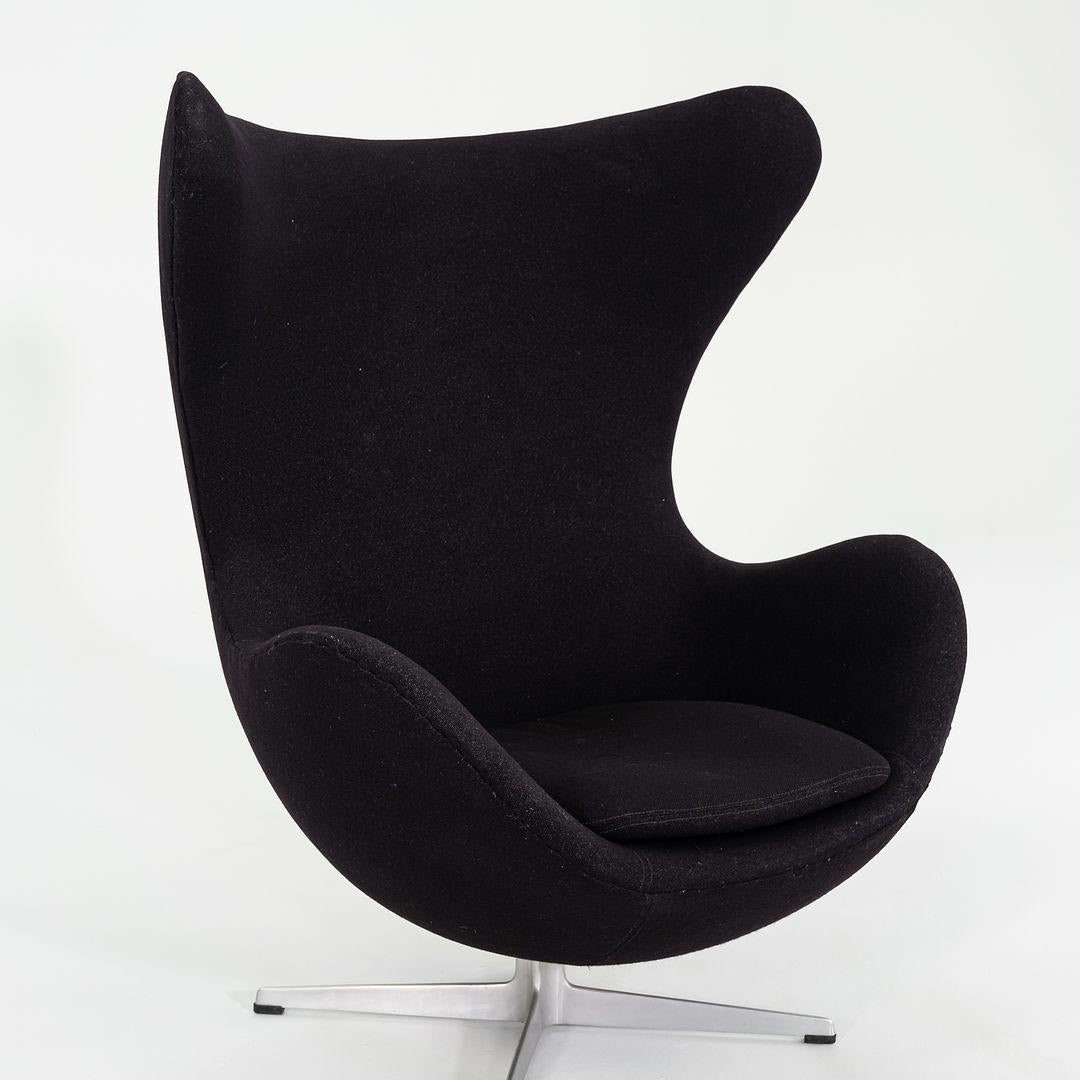 1967 Arne Jacobsen für Fritz Hansen Eierstuhl und Ottomane Schwarz Hergestellt in Dänemark im Angebot 3