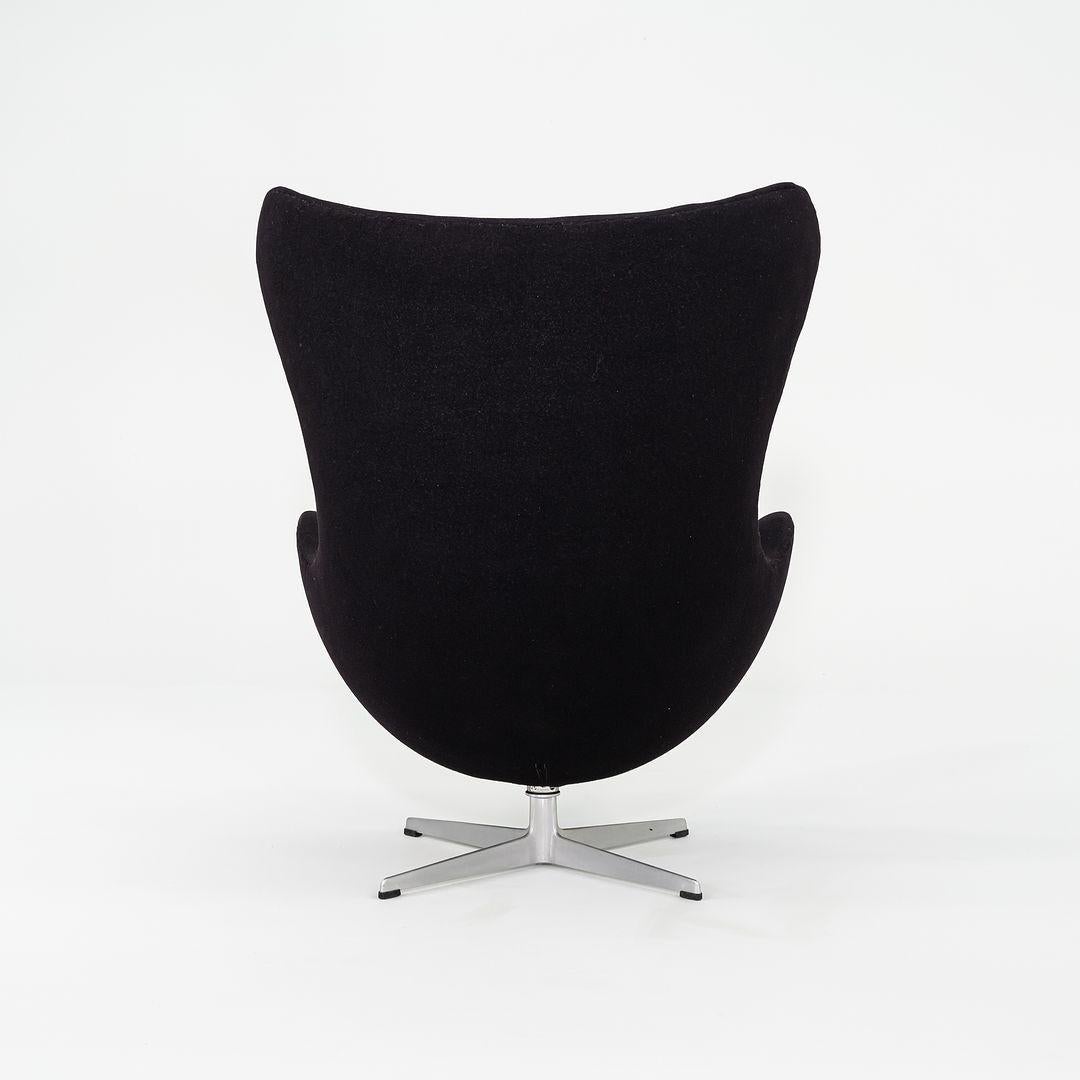 1967 Arne Jacobsen für Fritz Hansen Eierstuhl und Ottomane Schwarz Hergestellt in Dänemark im Angebot 4