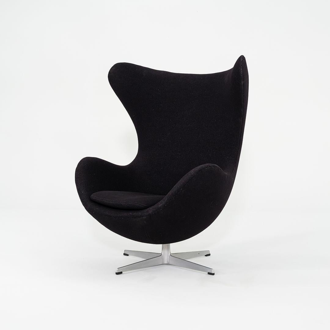 Dies ist ein Original Egg Chair und Ottoman, ursprünglich entworfen von Arne Jacobsen für Fritz Hansen im Jahr 1959. Dieses Set stammt aus dem Jahr 1967 und wurde in Dänemark hergestellt. Er ist mit einem Vierpunkt-Drehfuß aus Aluminium ausgestattet