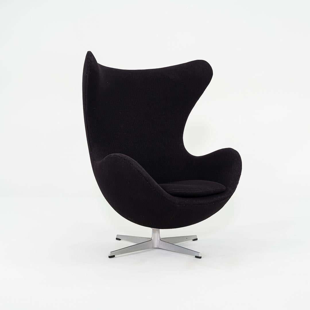 1967 Arne Jacobsen für Fritz Hansen Eierstuhl und Ottomane Schwarz Hergestellt in Dänemark (Moderne) im Angebot