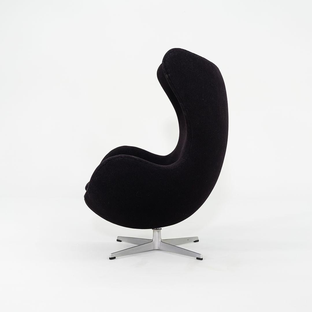 1967 Arne Jacobsen für Fritz Hansen Eierstuhl und Ottomane Schwarz Hergestellt in Dänemark (Dänisch) im Angebot