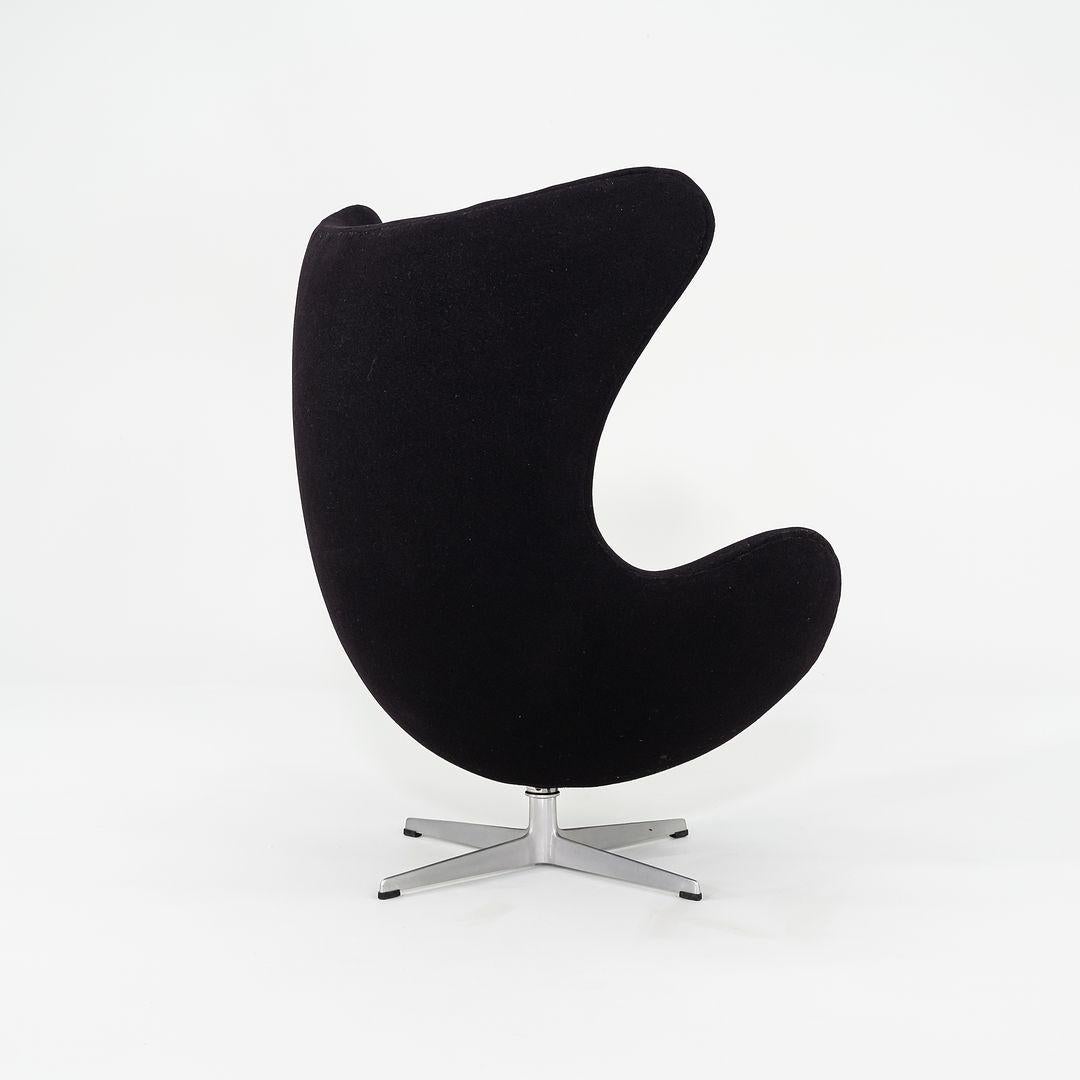 1967 Arne Jacobsen für Fritz Hansen Eierstuhl und Ottomane Schwarz Hergestellt in Dänemark (Mitte des 20. Jahrhunderts) im Angebot