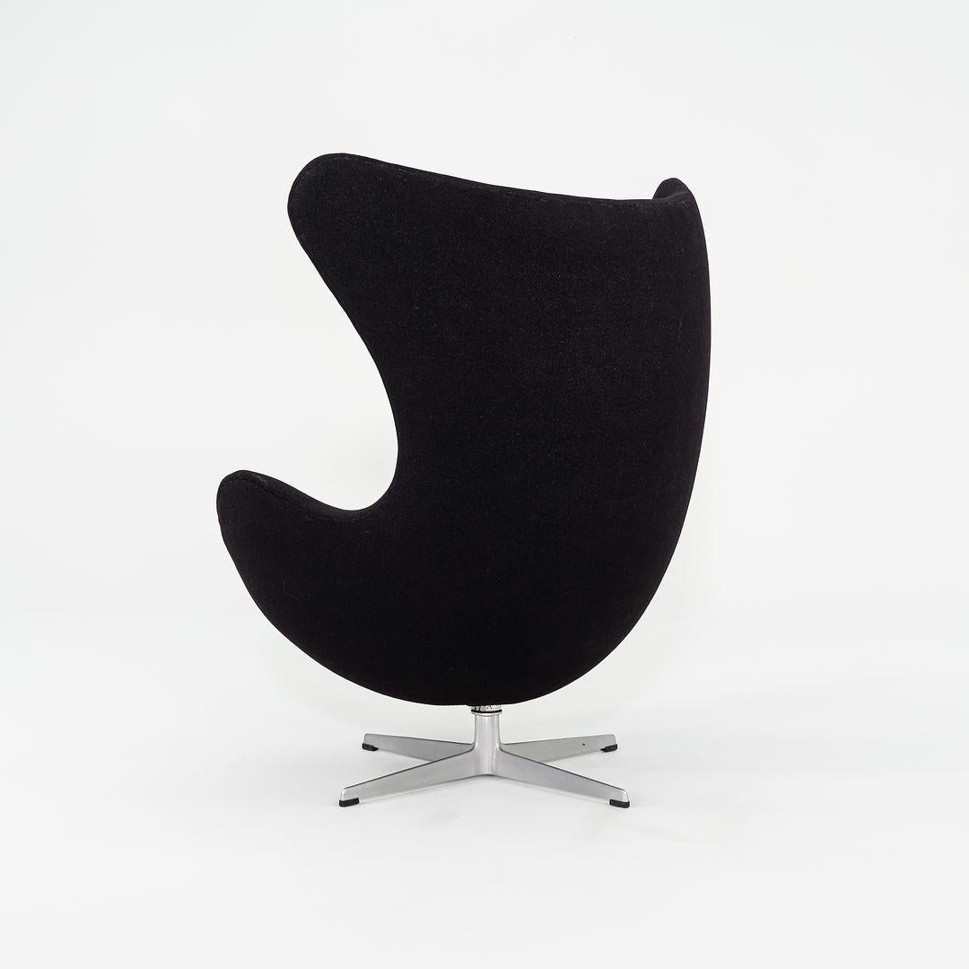1967 Arne Jacobsen für Fritz Hansen Eierstuhl und Ottomane Schwarz Hergestellt in Dänemark (Aluminium) im Angebot