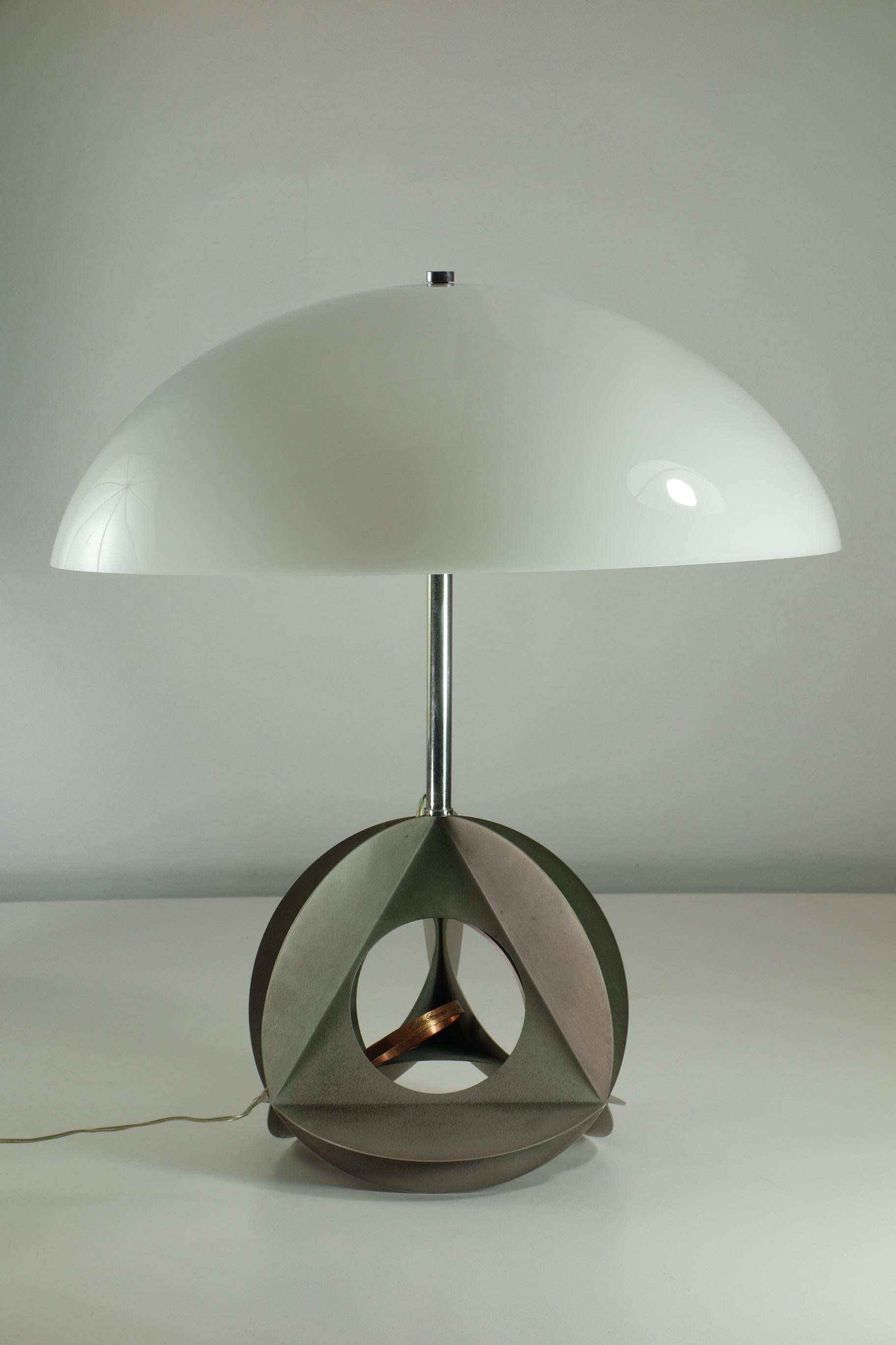Alfa Romeo Tischlampe
Entwurf Bruno Munari
Italien, 1967

Weißer Plexiglas-Schirm
Verchromter Metallrahmen
Skulptur Metallsockel

