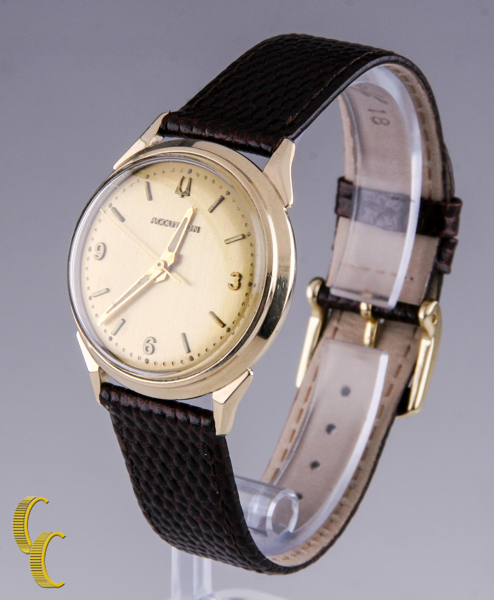 Moderne 1967 Montre-bracelet Bulova Accutron, cadran champagne et bracelet en cuir Brown, 34 mm en vente