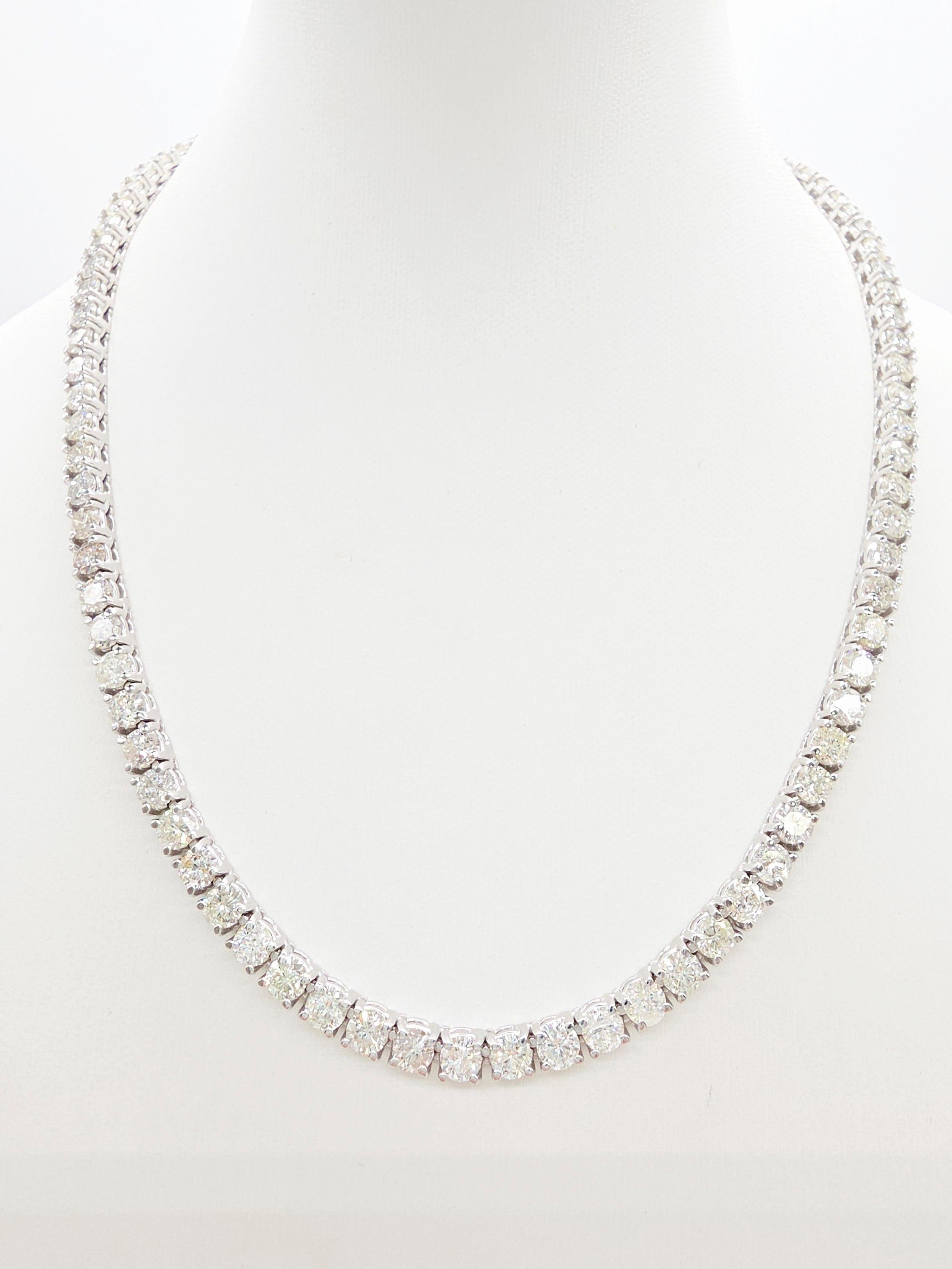 Ein luxuriöses und brillantes Tennis-Collier mit 19.67 Karat weißen Diamanten im natürlichen Rundbrillantschliff. Er ist aus massivem 14-karätigem Weißgold gefertigt und hat einen klassischen Vier-Zacken-Stil, der das Funkeln und die Lichtreflexion