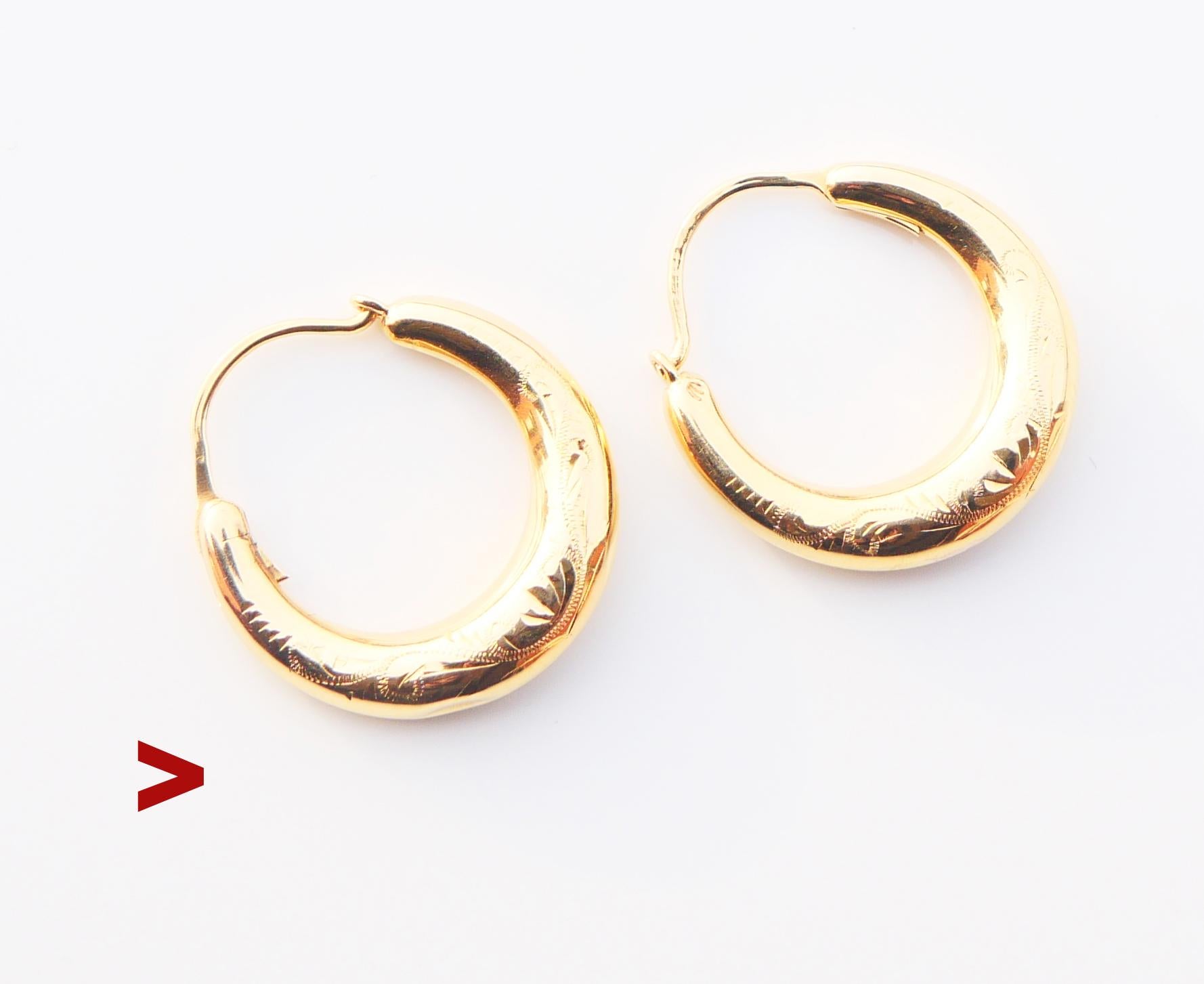 A pair of dangles with faceted parts in solid 21K Yellow Gold. Origin : likely Middle East.

Tested solid 21K Gold. Fine used condition, no dents or other damages, no repairs.

Each ring is 38 mm long including the hanger. Each ball Ø 7.5