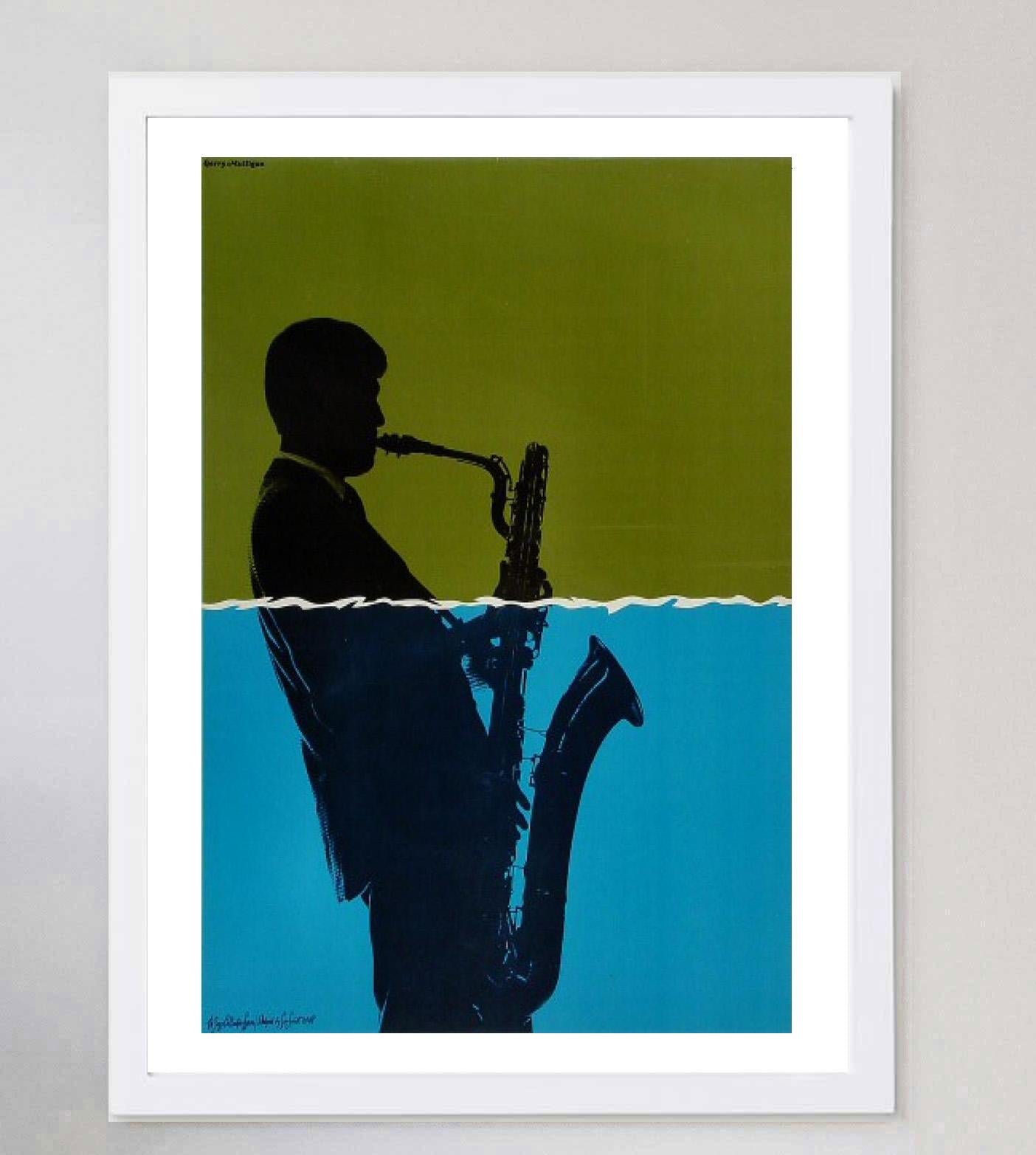 Splendida meraviglia della metà del secolo scorso con l'opera d'arte di Sam Smidt che fa parte della Jazz Collectors Series e che raffigura Gerry Mulligan, creata nel 1967. Il grande polistrumentista americano Mulligan, conosciuto anche come Jeru, è