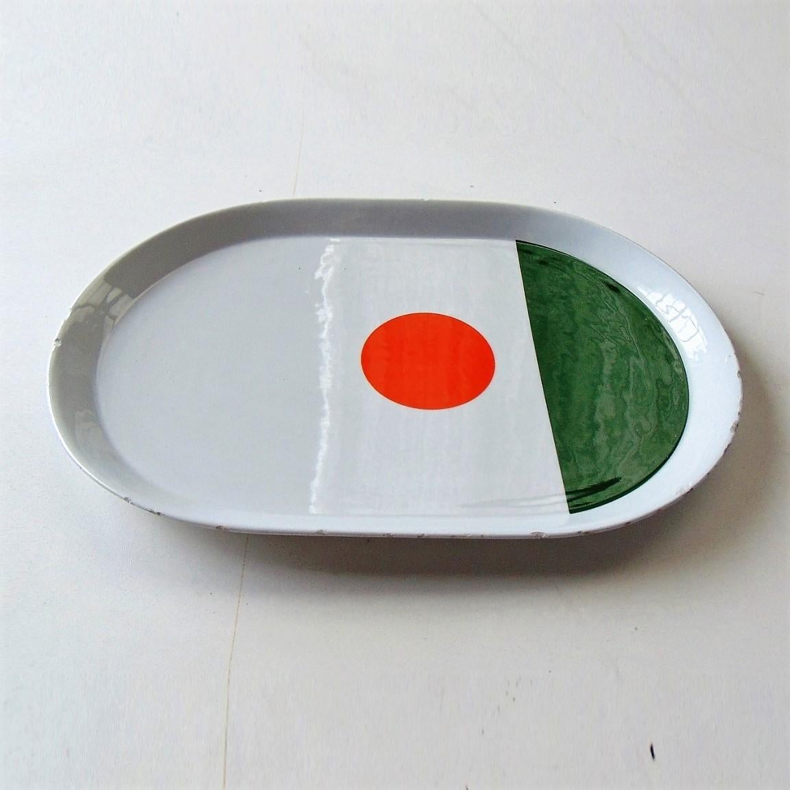 Original 1967 glazed porcelain serving plate by Gio Ponti. He designed this series for the Italian ceramic manufacturer Franco Pozzi. A mentor and friend of Luigi Sormani, owner of the Sormani Company, Gio Ponti gave this plate to the Sormani family