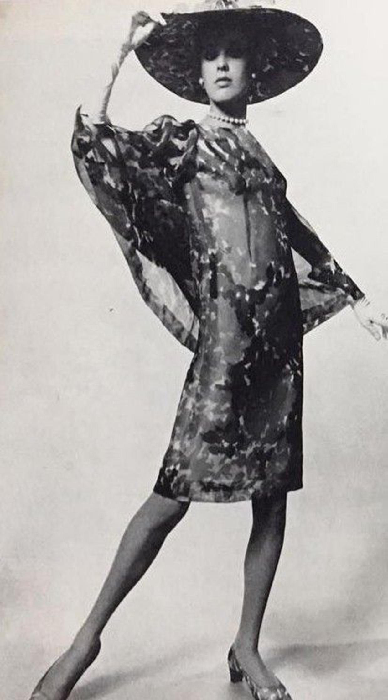 Givenchy Haute Couture Robe longue caftan drapée en soie transparente à fleurs colorées, 1967 en vente 12