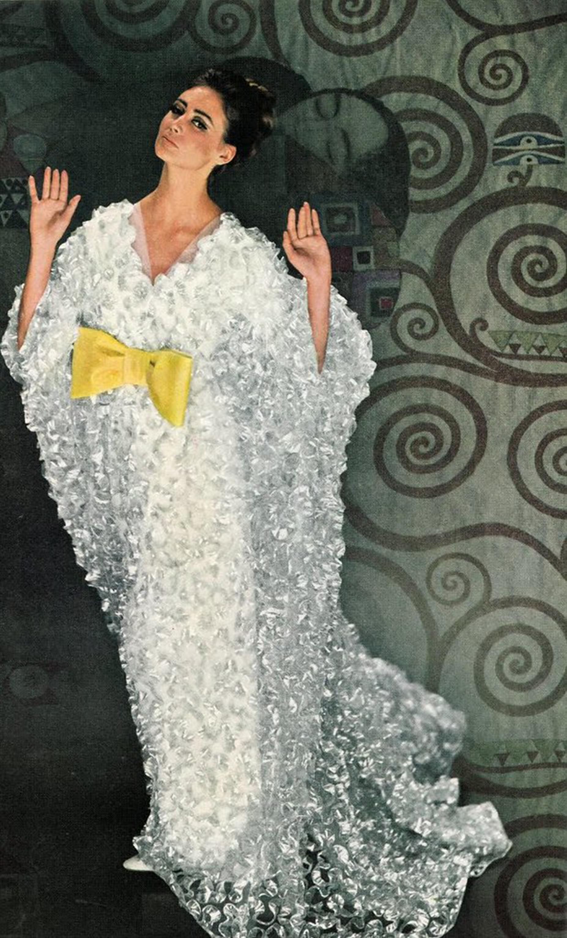 Givenchy Haute Couture Robe longue caftan drapée en soie transparente à fleurs colorées, 1967 en vente 13