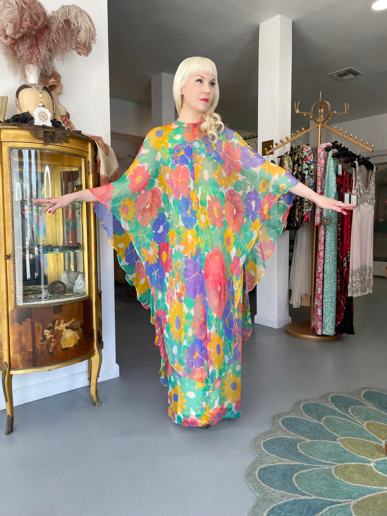 Magnifique et très rare robe caftan maxi en soie transparente colorée de Givenchy haute couture, datant de sa collection printemps-été 1967. Les lignes sculptées et les tissus luxueux qui sont la marque de fabrique de Givenchy rendent son travail