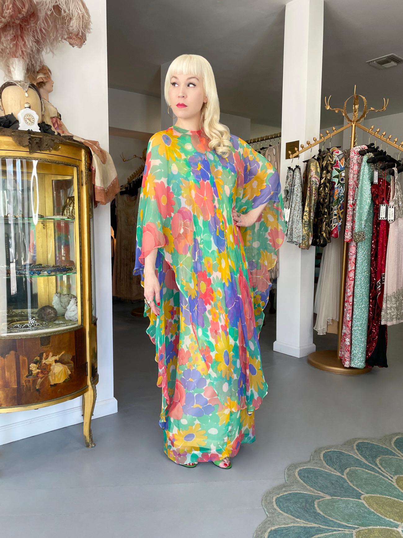 Beige Givenchy Haute Couture Robe longue caftan drapée en soie transparente à fleurs colorées, 1967 en vente