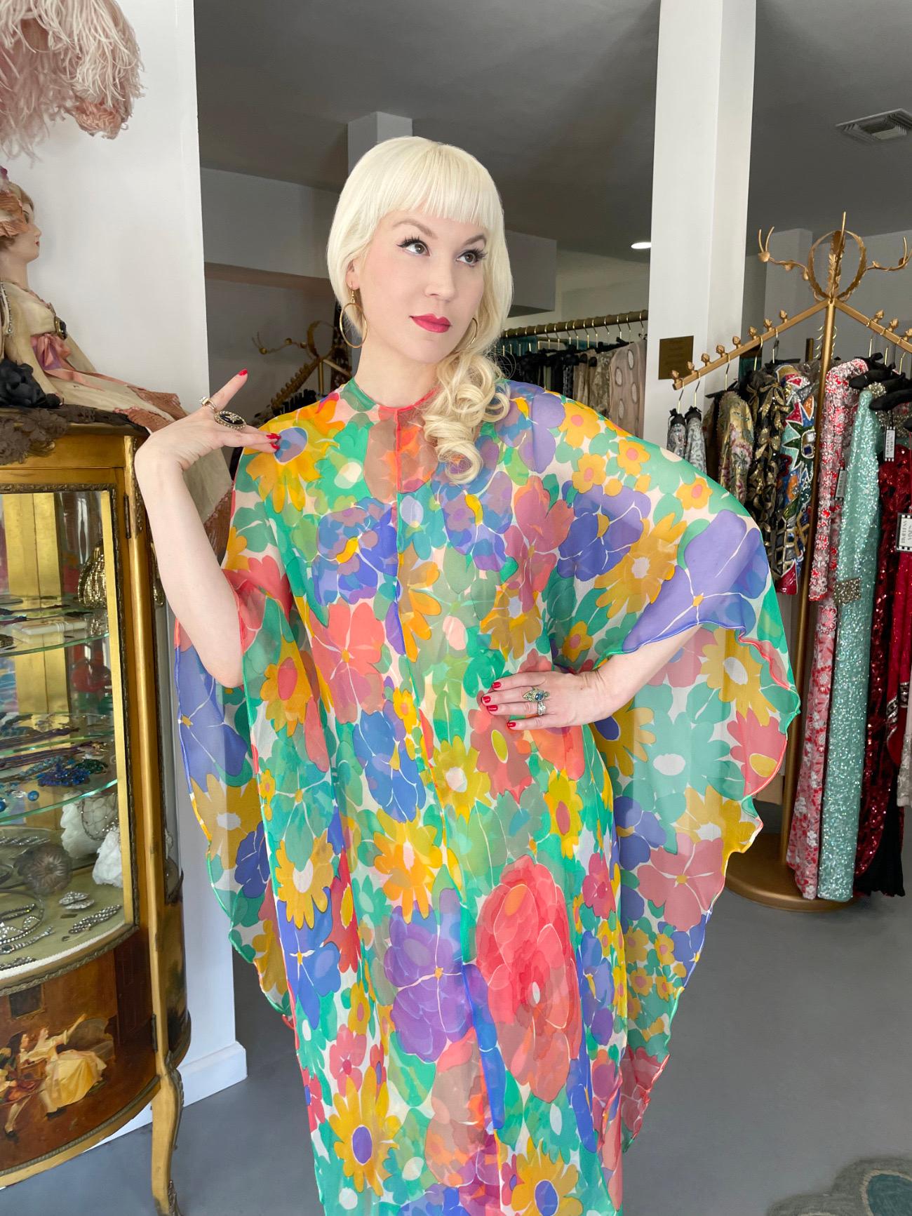 Givenchy Haute Couture Robe longue caftan drapée en soie transparente à fleurs colorées, 1967 Bon état - En vente à Beverly Hills, CA