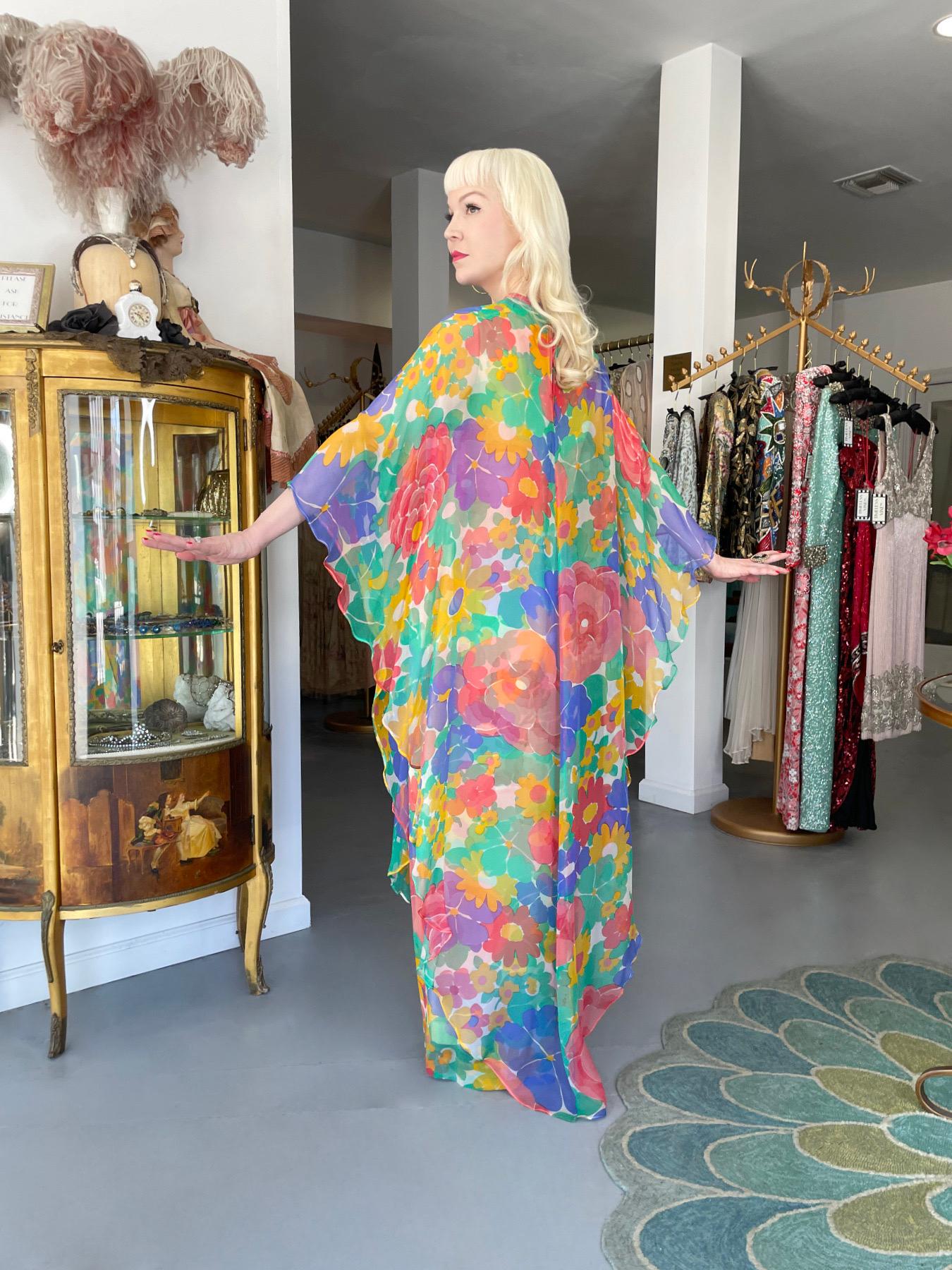 Givenchy Haute Couture Robe longue caftan drapée en soie transparente à fleurs colorées, 1967 en vente 1