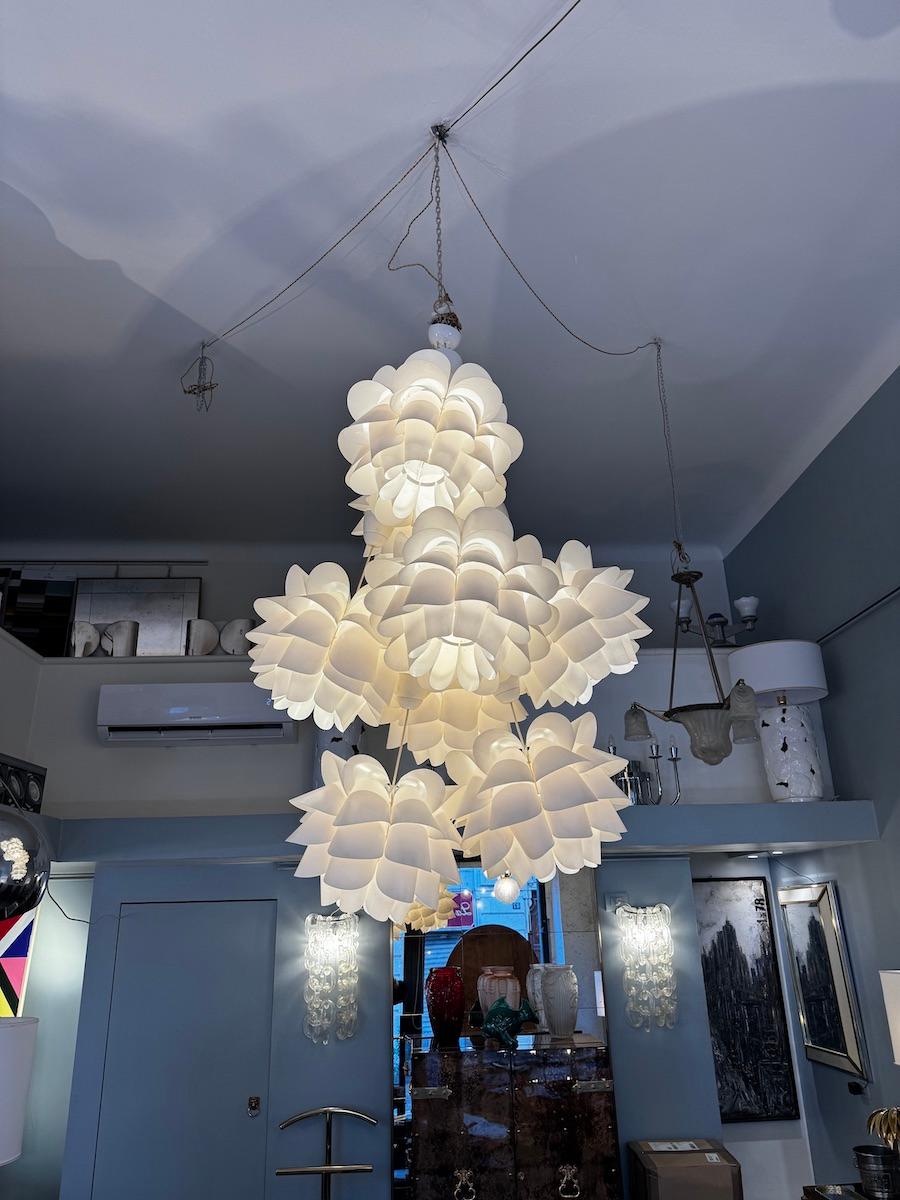 Vintage pendant chandelier by Jacobsen for Ikea, 1967. The chandelier consists of 8 pendant lamps.
Made of ABS nylon with delicate petals, it is a rare piece of IKEA design history.
Scandinavian design from the 1960s, white colour, fully