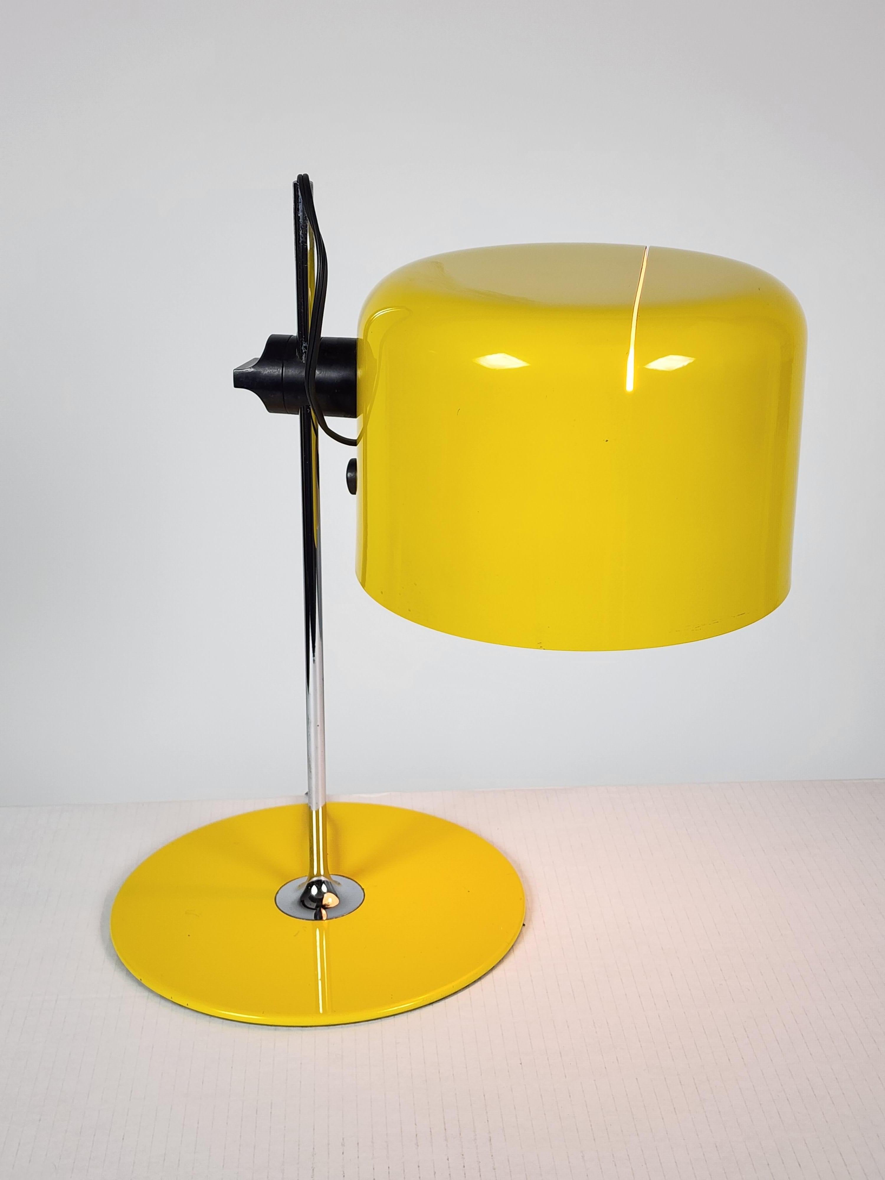 1967  Modèle précoce 2202  ''Coupe''  lampe de table de Joe Colombo  pour Guiseppe Ostuni, propriétaire de  Oluce .

Teinte classique à fente dans un jaune flamboyant.  finition brillante  . 

Bien fait avec  solide  structure et matériel .