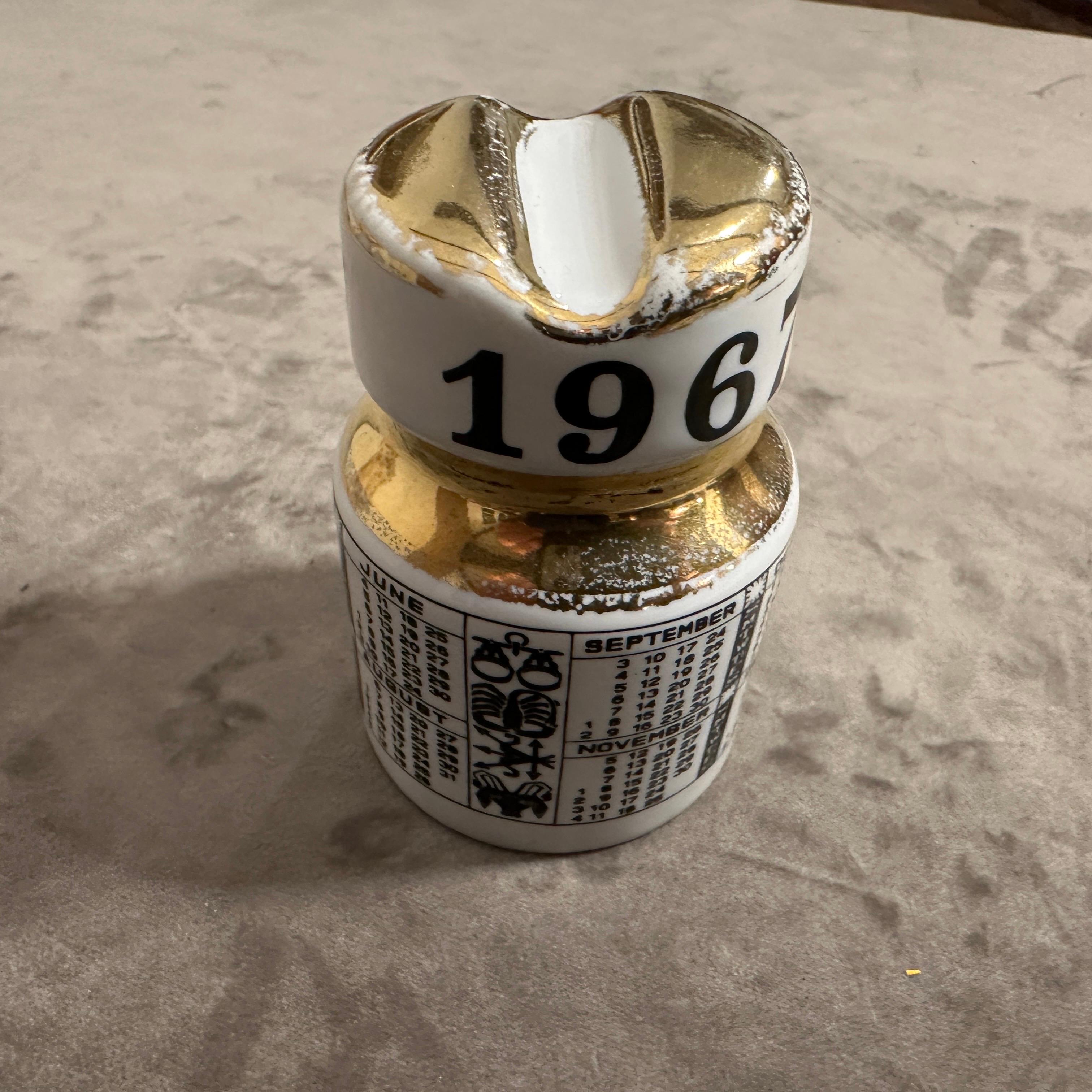 1967 Mid-Century Modern Ceramic Paperweight Calendar by Piero Fornasetti In Excellent Condition For Sale In Aci Castello, IT