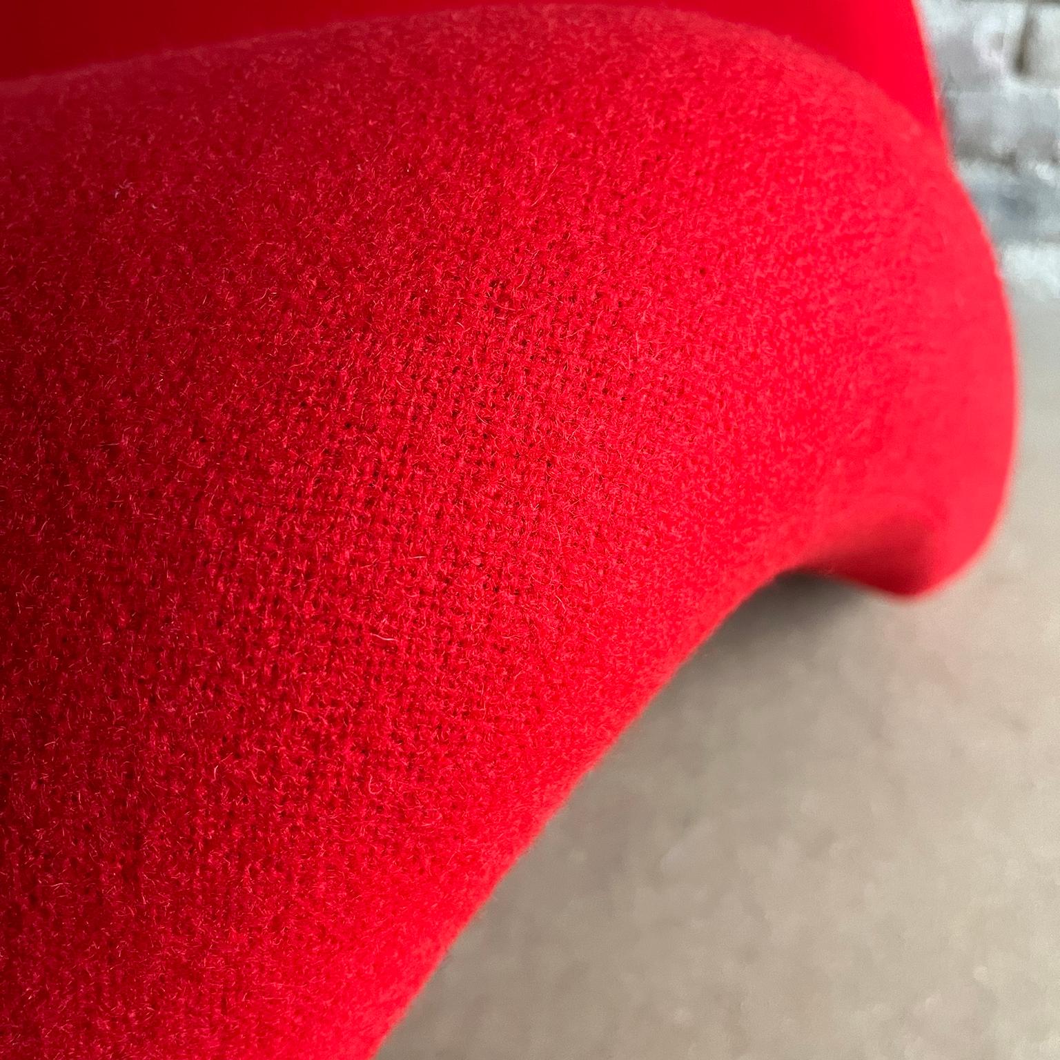 1967, Red Tongue by Pierre Paulin, for Artifort, New Upholstery In Tonus For Sale 7
