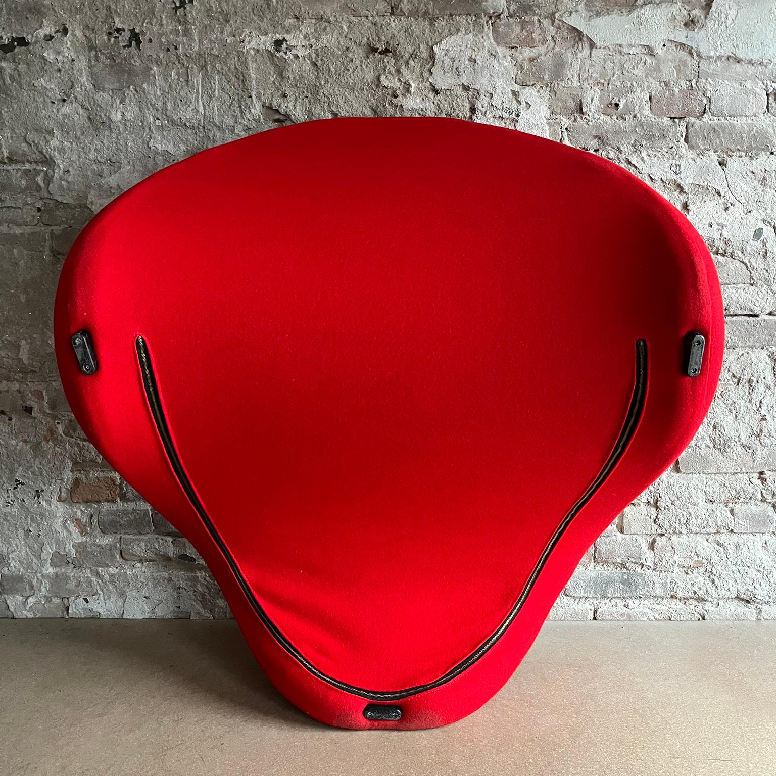 1967, Red Tongue by Pierre Paulin, for Artifort, New Upholstery In Tonus For Sale 9