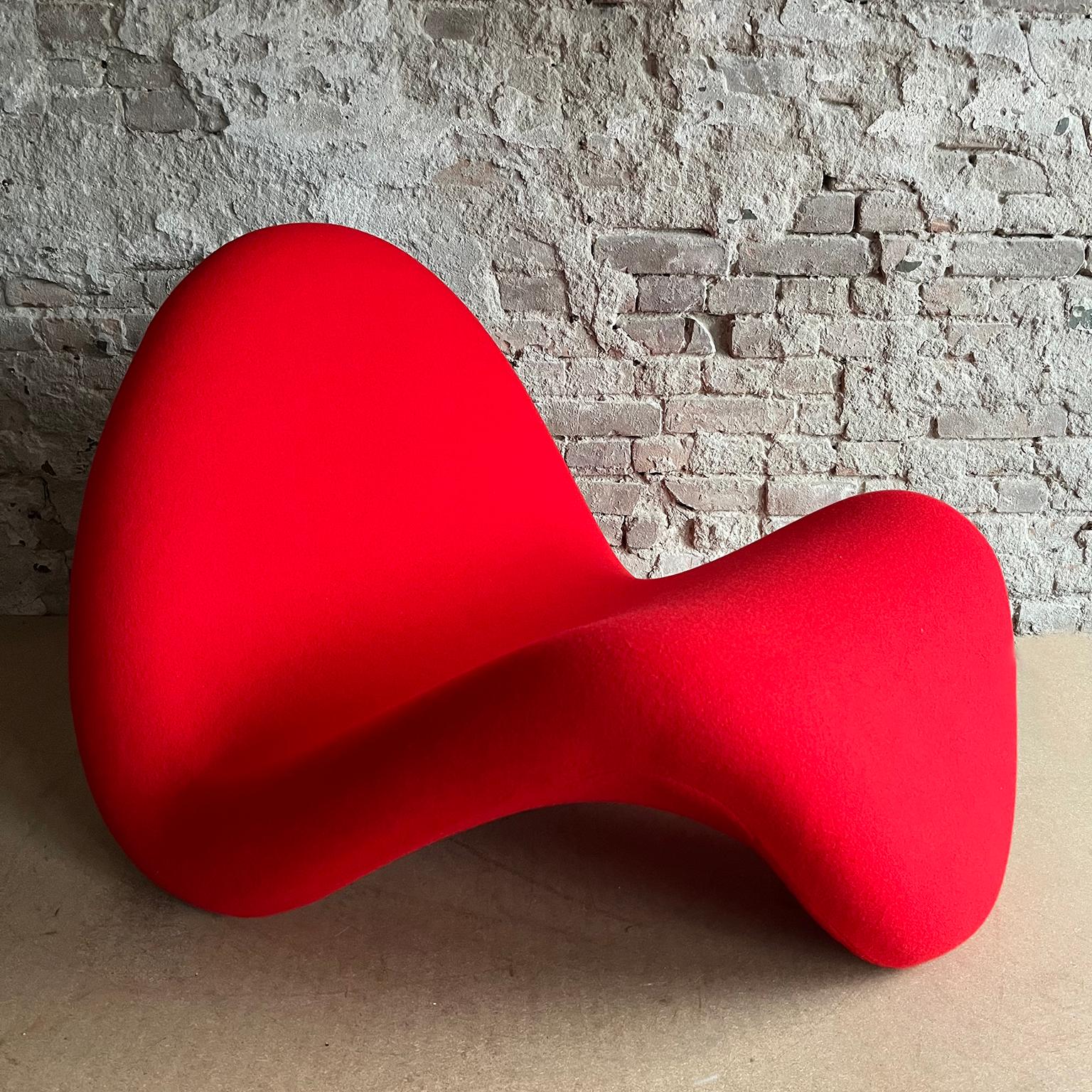 Iconic Lounge Chair by Pierre Paulin. The soft, streamlined form, shapely lines of this sculptural and comfortable Tongue chair, was designed in the 60s and produced by Artifort.

This piece is professionally reupholstered in red tonus including new