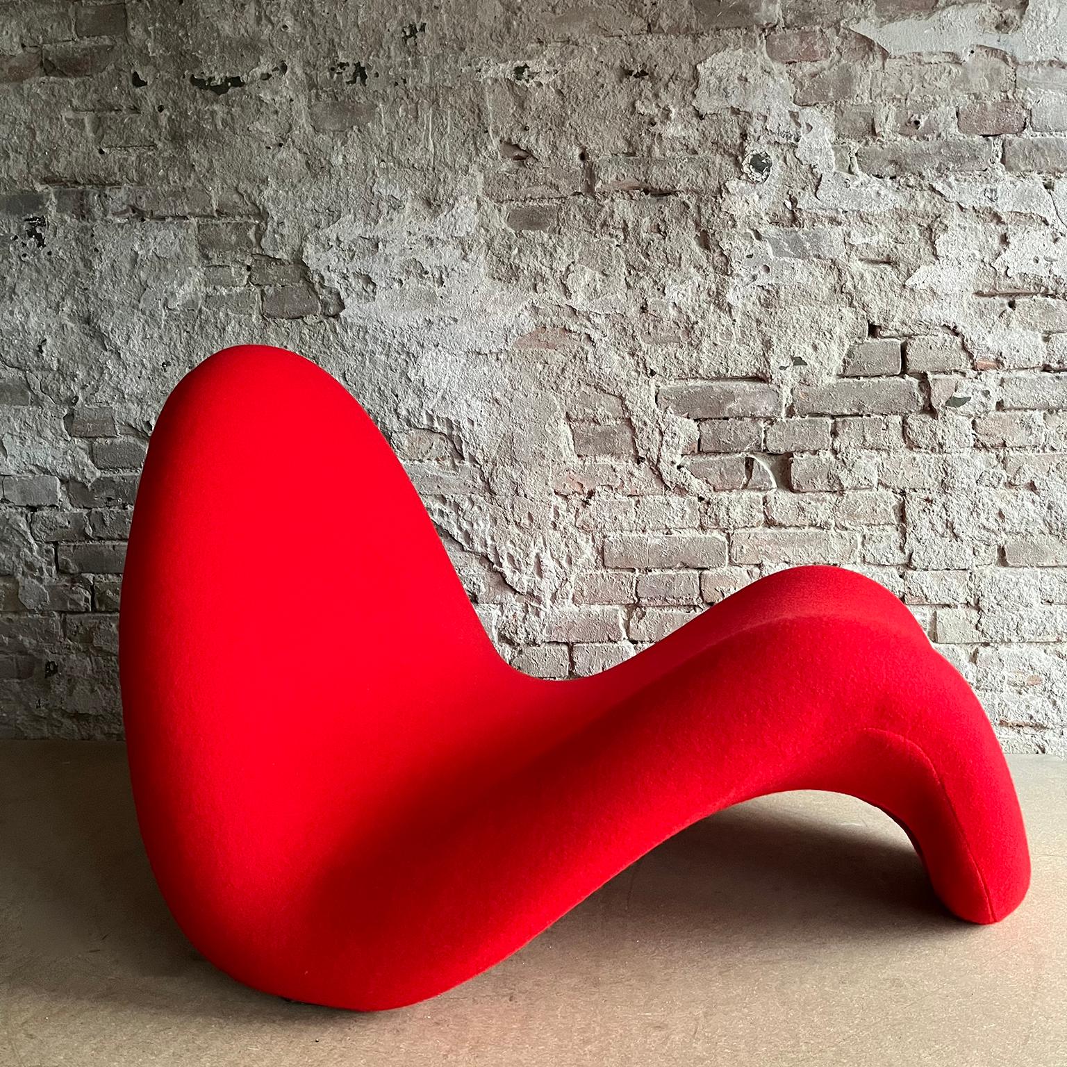 French 1967, Red Tongue by Pierre Paulin, for Artifort, New Upholstery In Tonus For Sale