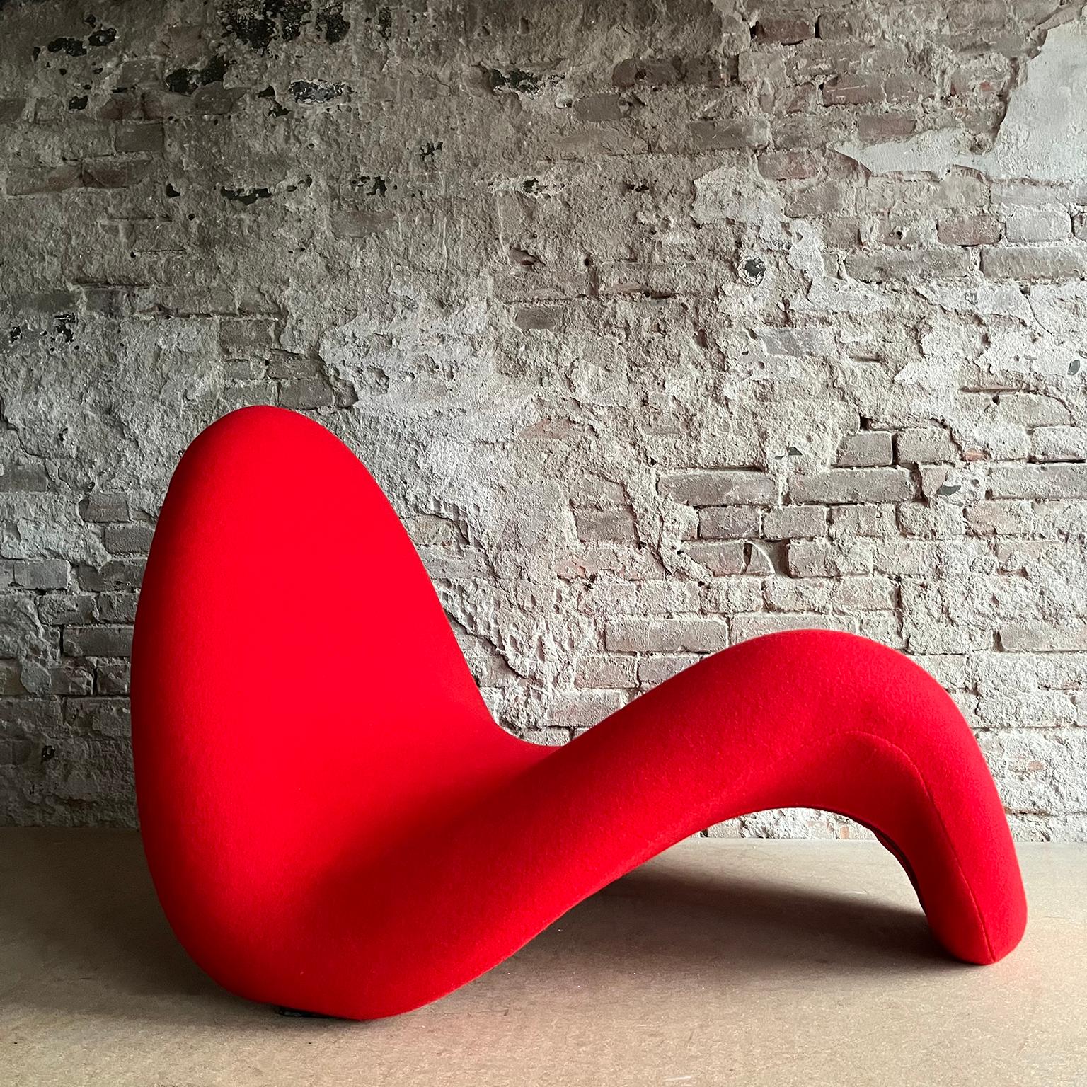 French 1967, Red Tongue by Pierre Paulin, for Artifort, New Upholstery In Tonus