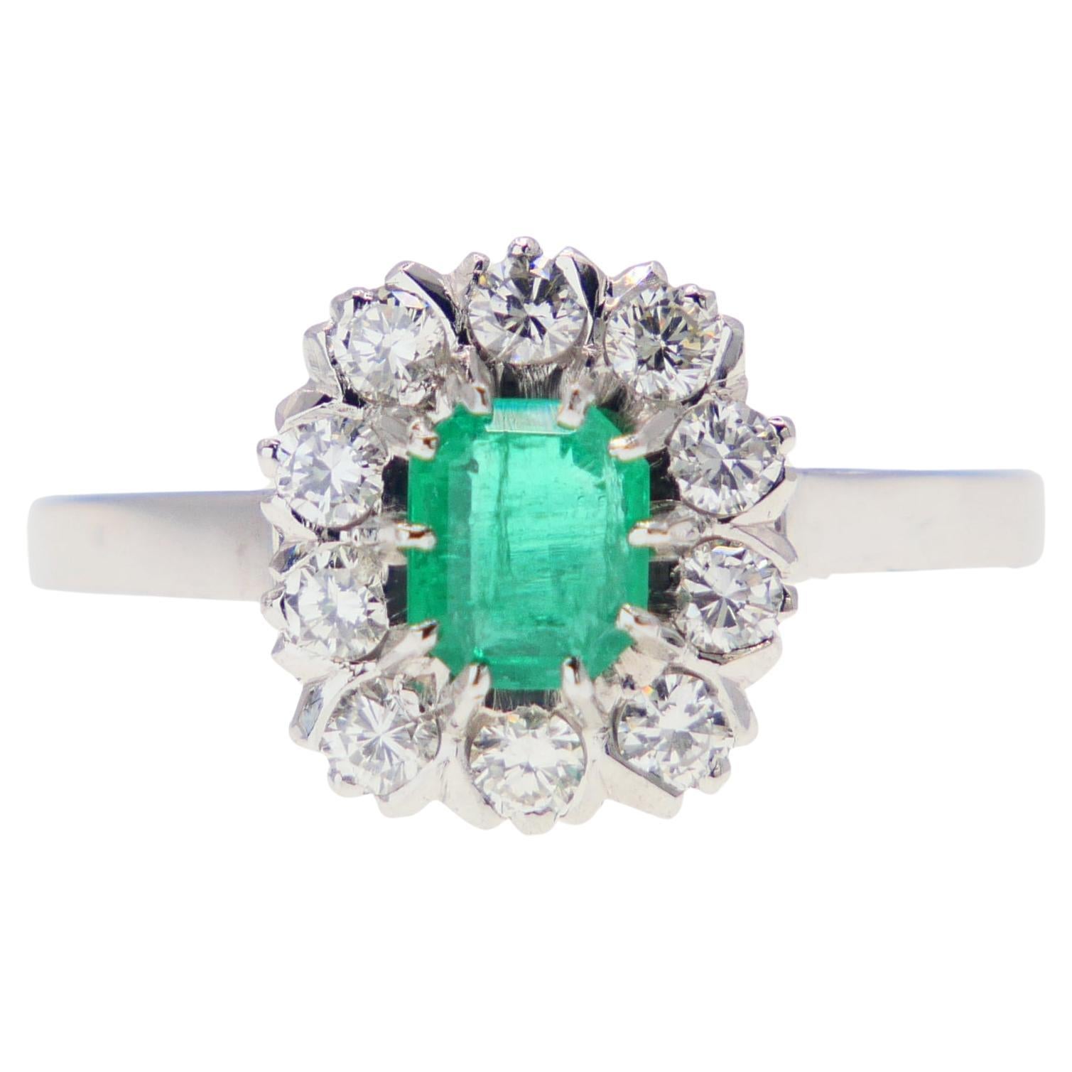 1967 Ring natural Emerald Diamonds solid 18K Gold Ø US6 / 3.5gr
