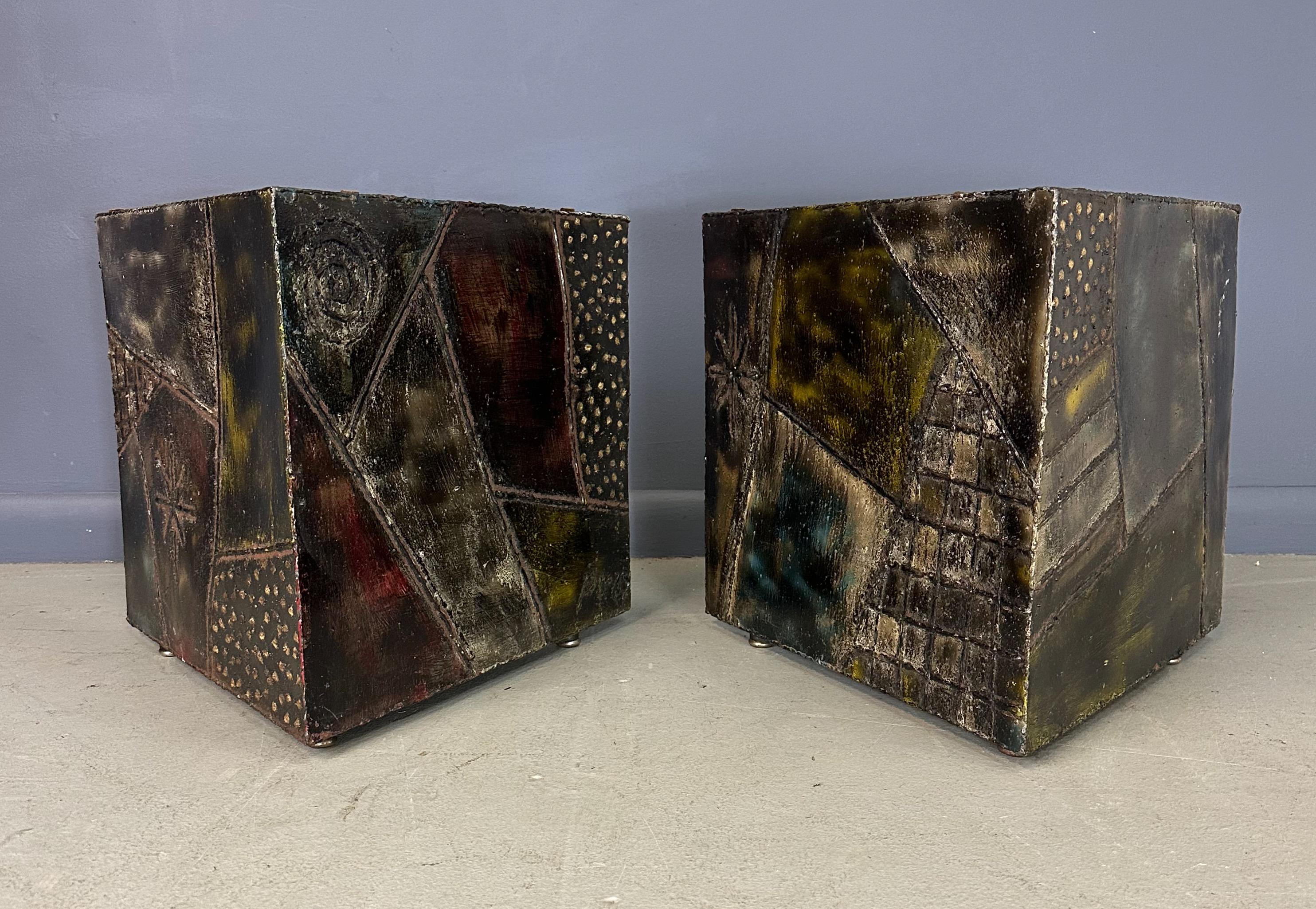 Paire de tables d'appoint en métal soudé et patiné de Paul Evans, 1967. Ces tables sculpturales ont été créées comme des pièces séparées et sont donc inhabituelles. Elles présentent le design en patchwork caractéristique d'Evans, avec des panneaux