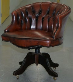 chaise de bureau Chesterfield en cuir brun vieilli estampillé 1967 Chaise de bureau pour capitaine en cuir brun