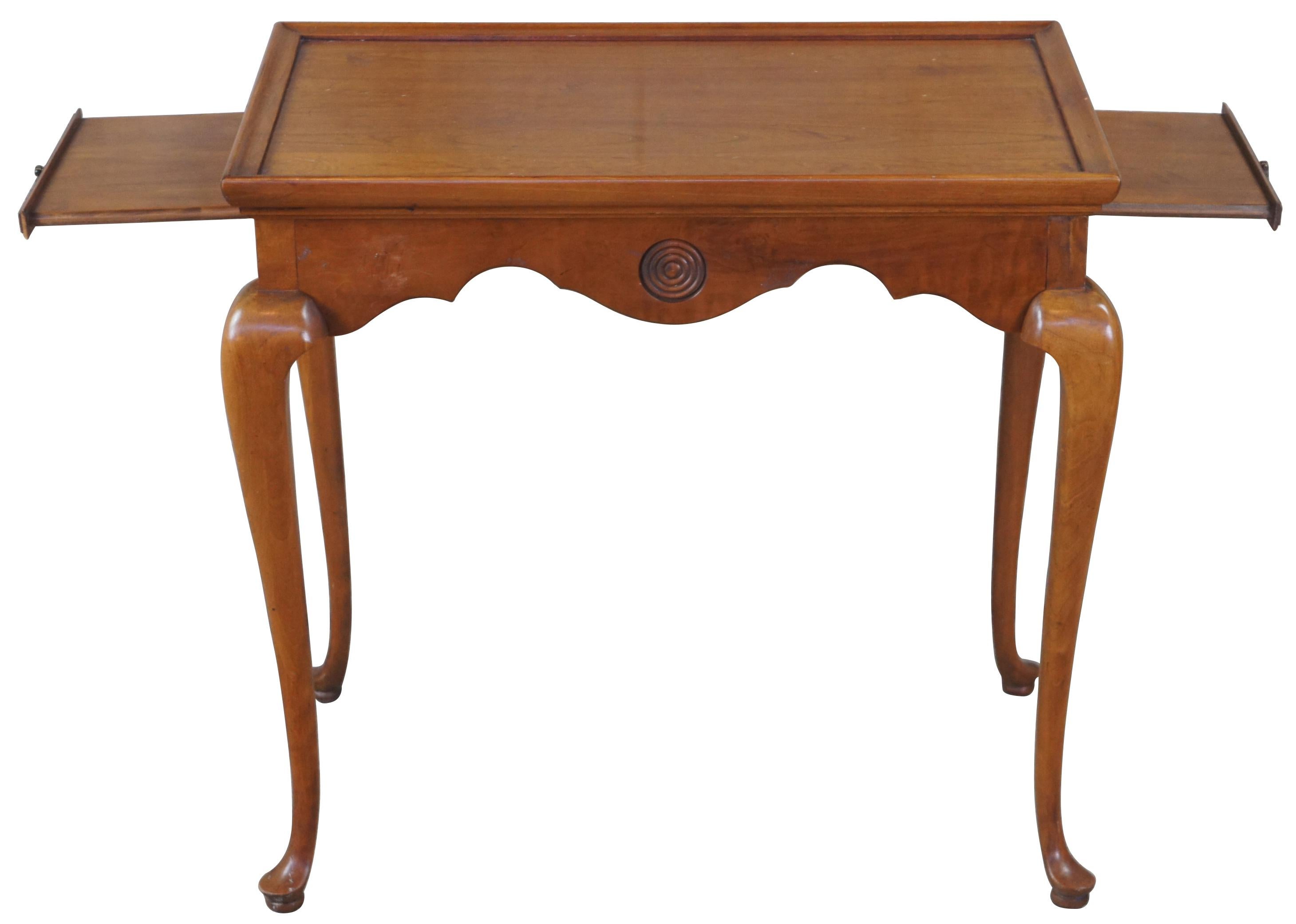 1967 Thomasville Tablett-Tisch. T-29-6375-17. Hergestellt aus massiver Kirsche im Queen-Anne-Stil. Rechteckige Form mit rechteckigem Einsatz über einer schlangenförmigen Schürze mit ausziehbaren Getränkeschalen. Der Tisch wird von langen