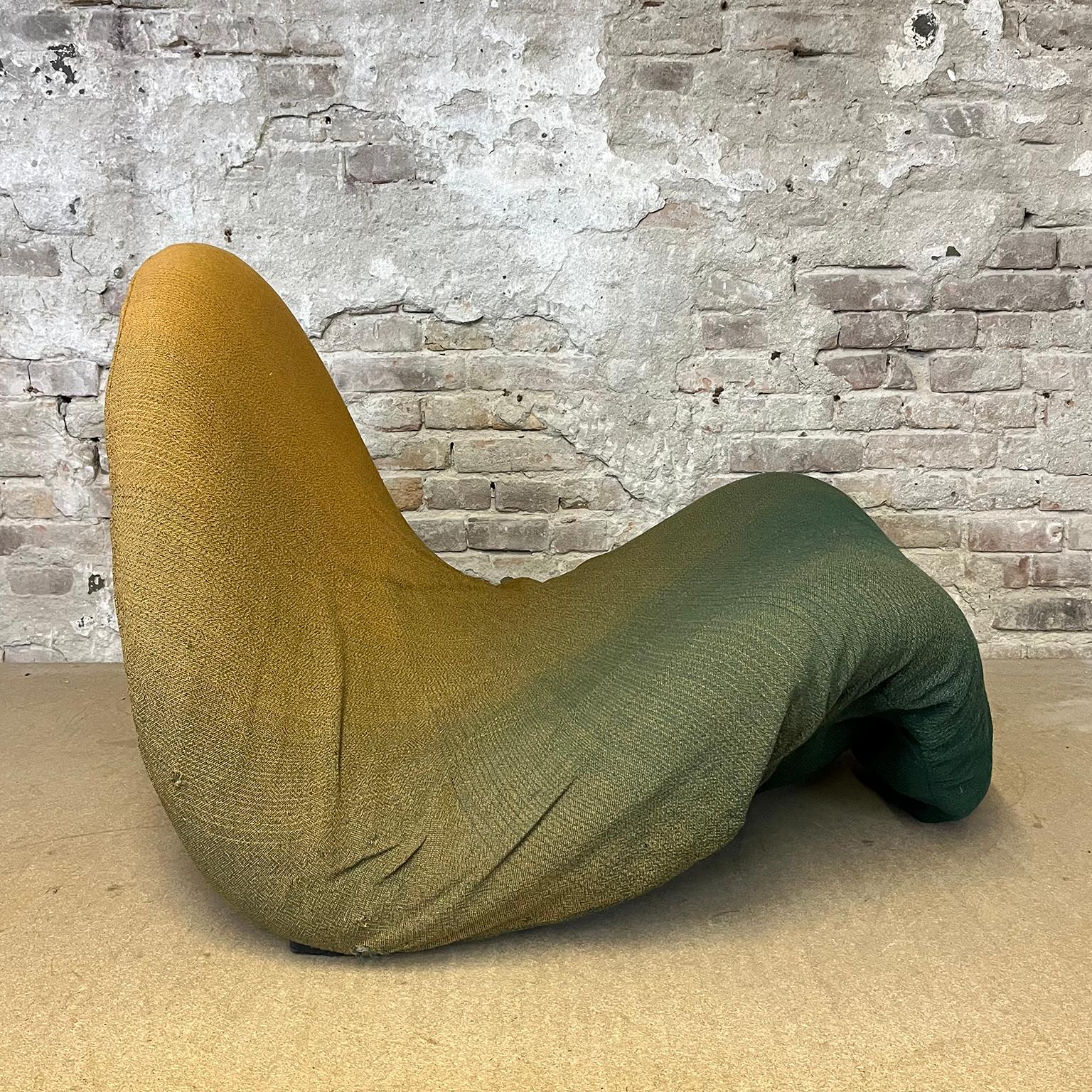 Iconic Lounge Chair by Pierre Paulin. The soft, streamlined form, shapely lines of this sculptural and comfortable Tongue chair, was designed in the 60s and produced by Artifort.

This piece has an orange green cover is somewhat loose. This