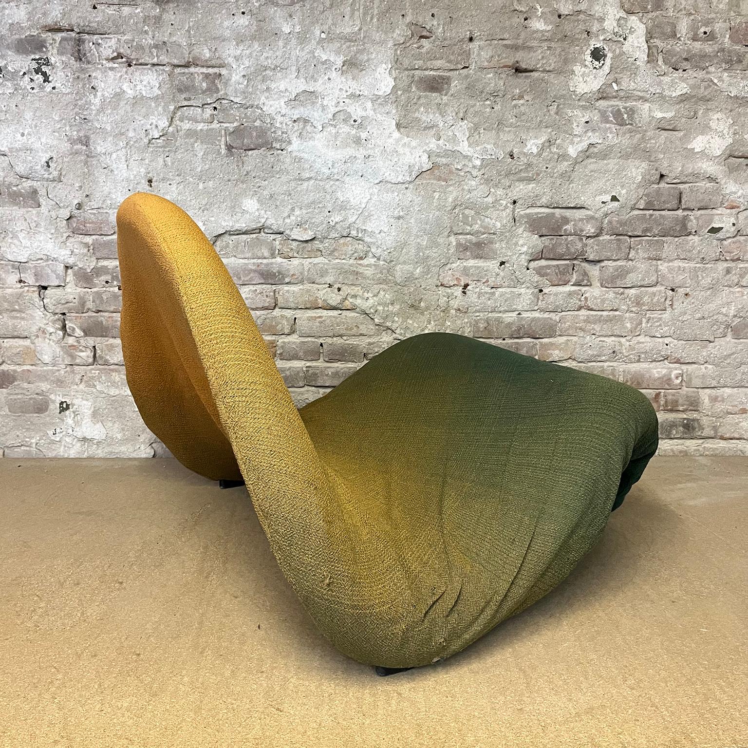 Mid-Century Modern 1967, Tongue by Pierre Paulin by Artifort in Orange Green Upholstery For Sale