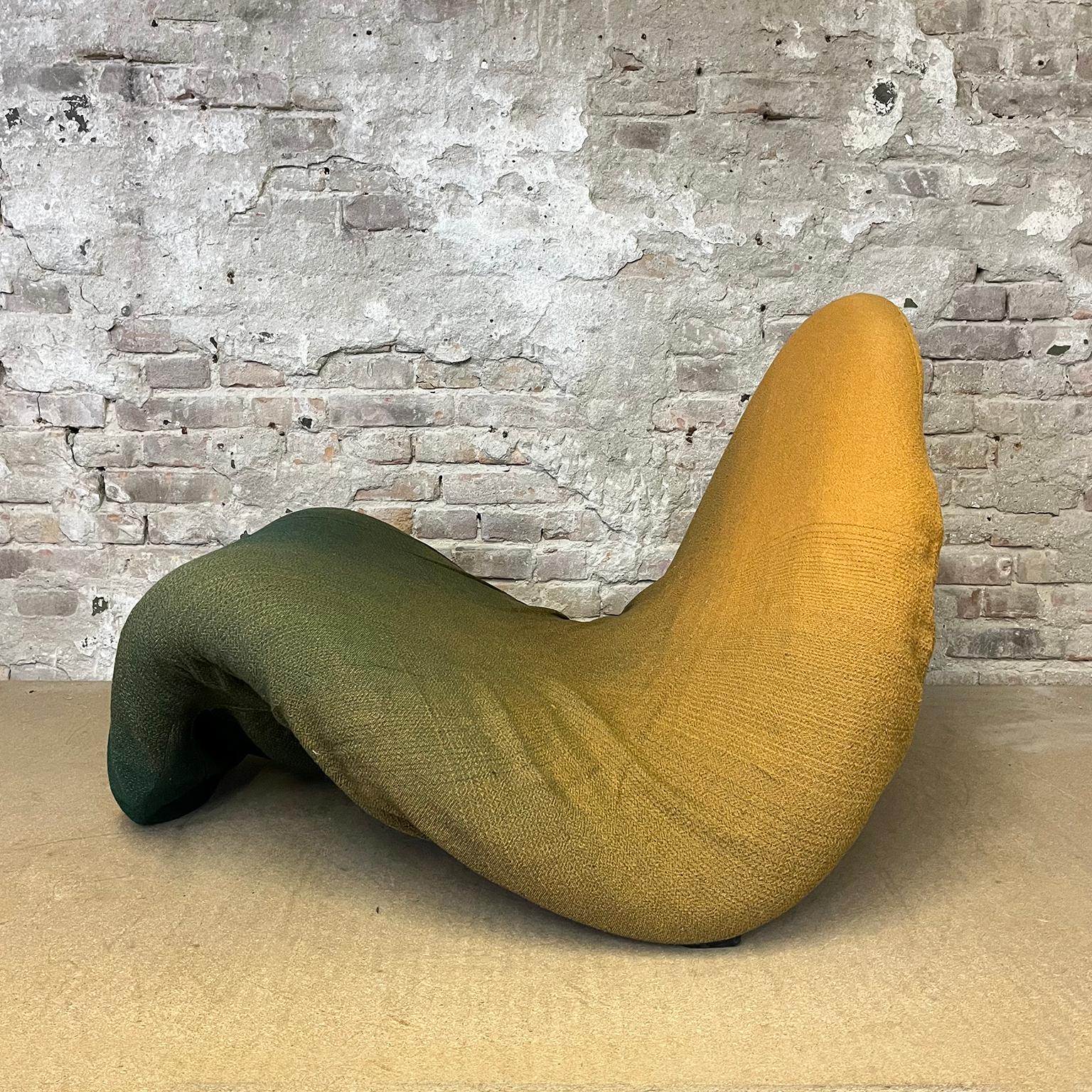 Fabric 1967, Tongue by Pierre Paulin by Artifort in Orange Green Upholstery For Sale