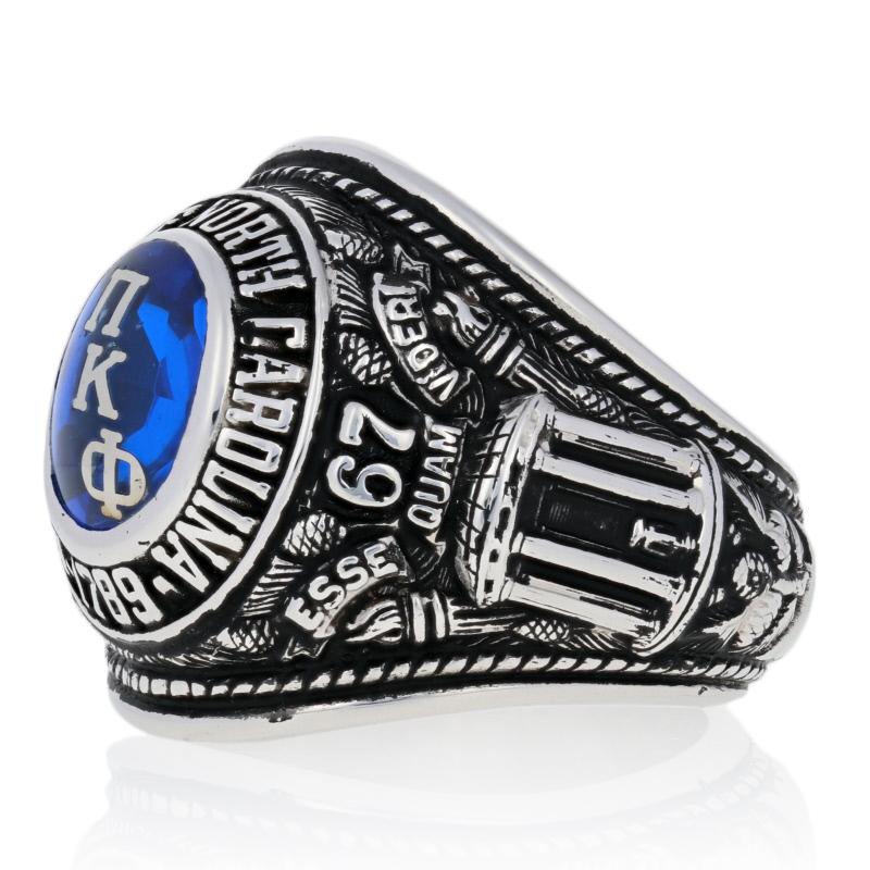 Dieser Ring ist eine Größe 10 3/4.

Jahr: 1967
Schule: Universität von North Carolina 
Burschenschaft: Pi Kappa Phi

Metallgehalt: Garantiert 10k Gold wie gestempelt

Informationen zum Stein: 
Synthetischer Spinell
Farbe: Blau
  
Gesichtshöhe (von