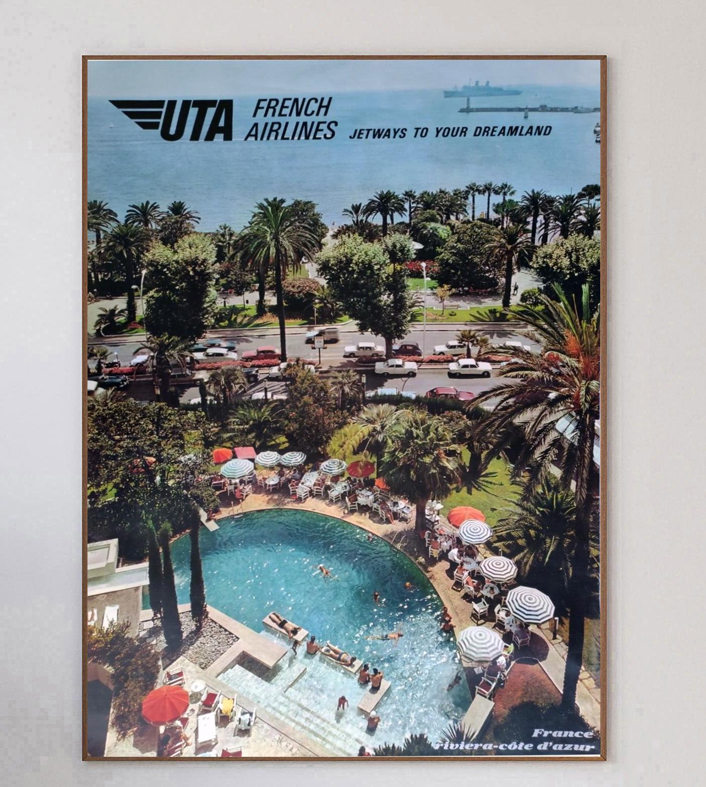 Magnifique affiche promouvant les lignes d'UTA French Airlines vers la Côte d'Azur. Créée en 1967, cette œuvre représente une belle journée d'été dans le sud de la France, avec une piscine bordée de chaises longues au bord de la côte, et porte