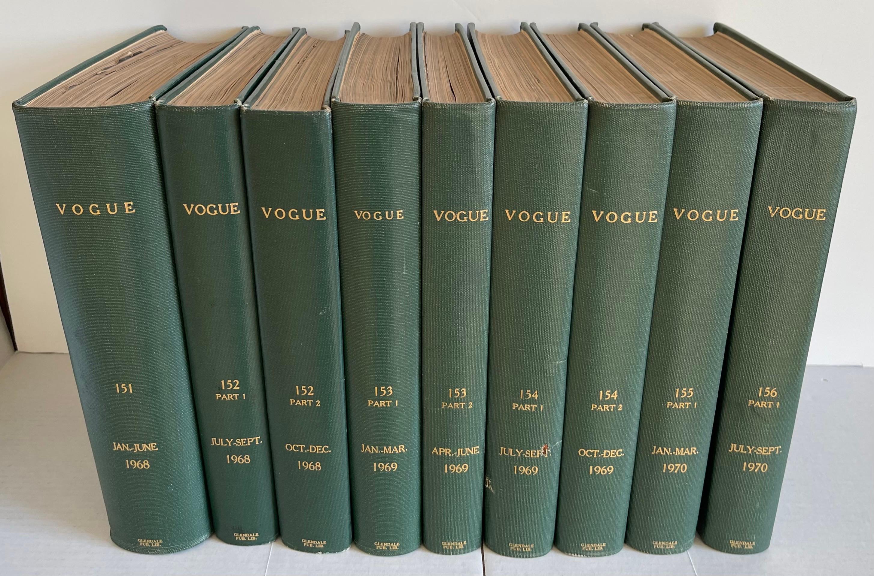 Conjunto de nueve revistas Vogue ex-libris encuadernadas en tela de tapa dura de 1968-1970. Encuadernación en tela verde oscuro con letras doradas en relieve. 
Con muchas portadas y editoriales emblemáticas de los años de Diana Vreeland en Vogue.