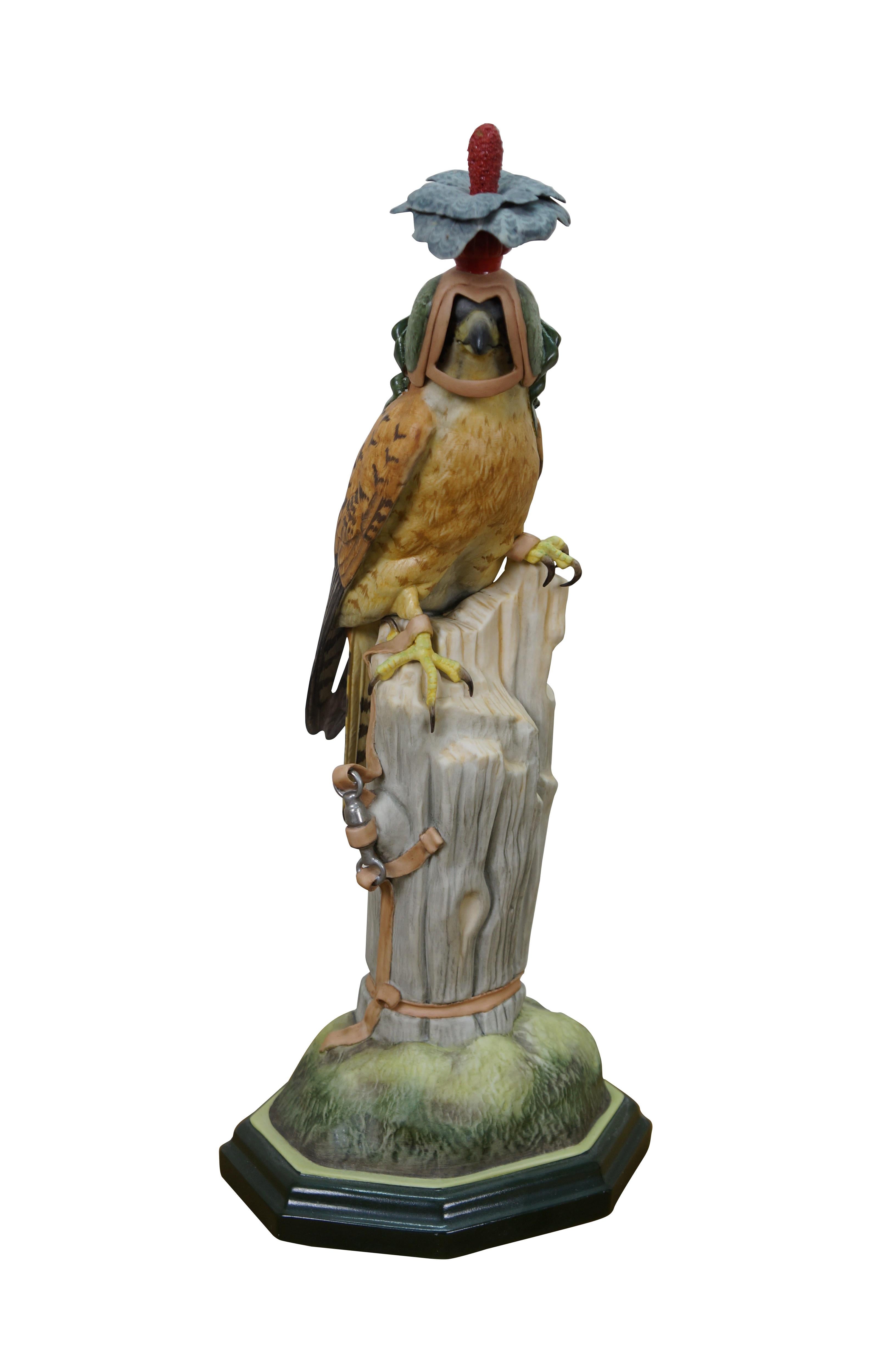 Statuette / sculture in porcellana di gheppio (Falco sparverius s.) numero 492 e 492W della metà del XX secolo. Raffigura una coppia di gheppi legati a ceppi d'albero, addobbati per la caccia con cappucci di pelle piumati. Prodotto negli Stati