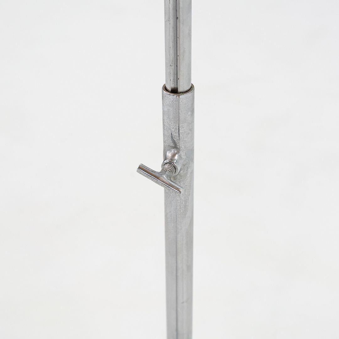 Il s'agit d'un pupitre suédois, initialement conçu par Bruno Mathsson pour Firma Karl Mathsson en 1936. Cette pièce date de 1968 et a été produite en Suède. Le design se caractérise par une base en acier tubulaire et un plateau orné à la fois de