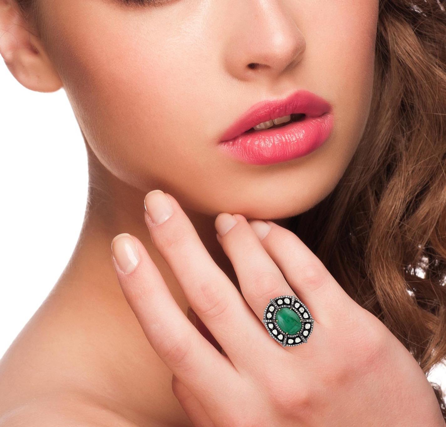 Dieser Ring wurde sorgfältig aus 18-karätigem Gold und Sterlingsilber gefertigt. Handgefertigt aus 19,68 Karat Smaragd und beleuchtet mit 3,65 Karat Diamanten. 

Der Ring hat die Größe 7 und kann auf Anfrage größer oder kleiner gemacht werden.