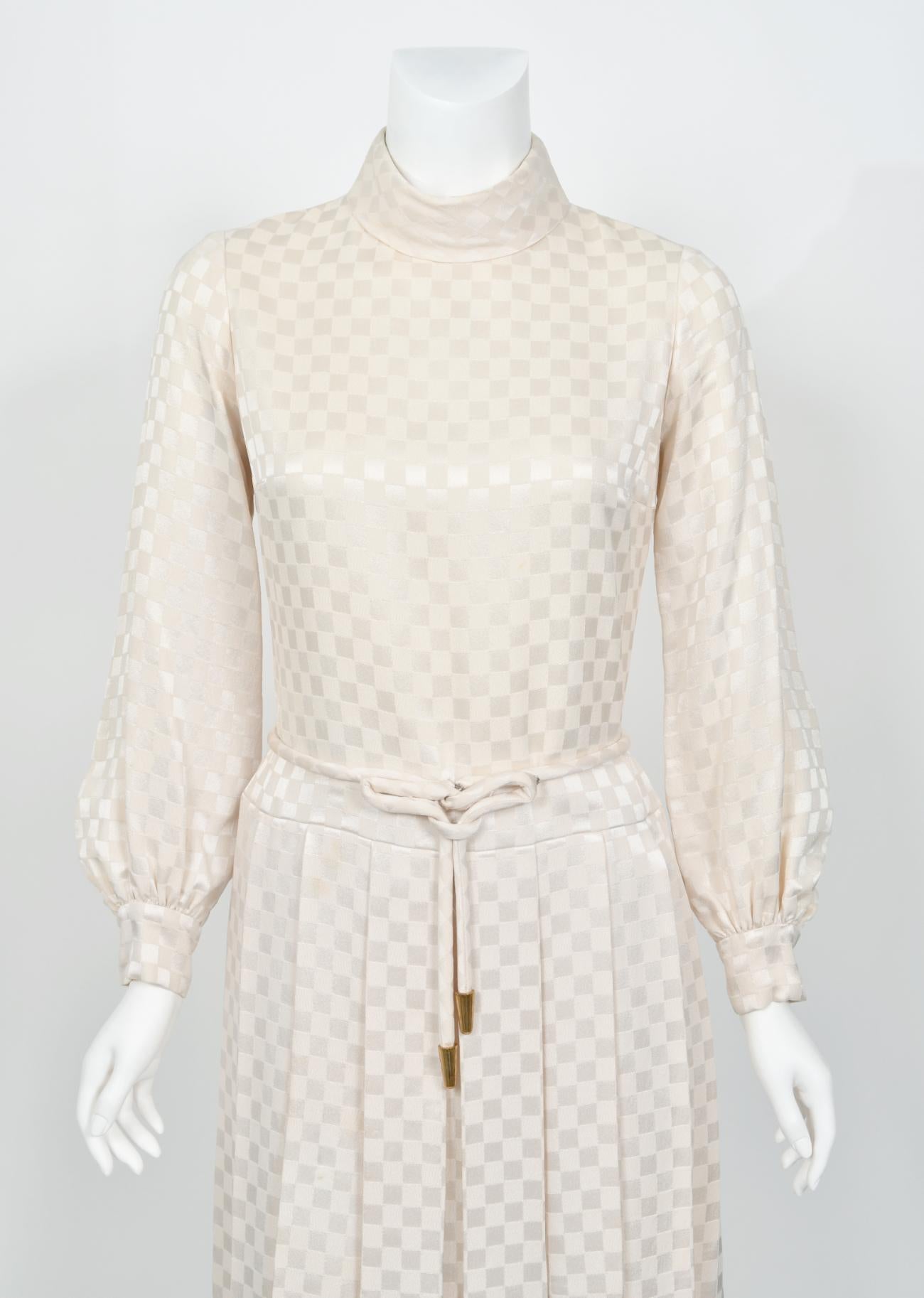 1968 Christian Dior Haute Couture Documented Ivory Checkered Silk Pleated Dress For Sale 3