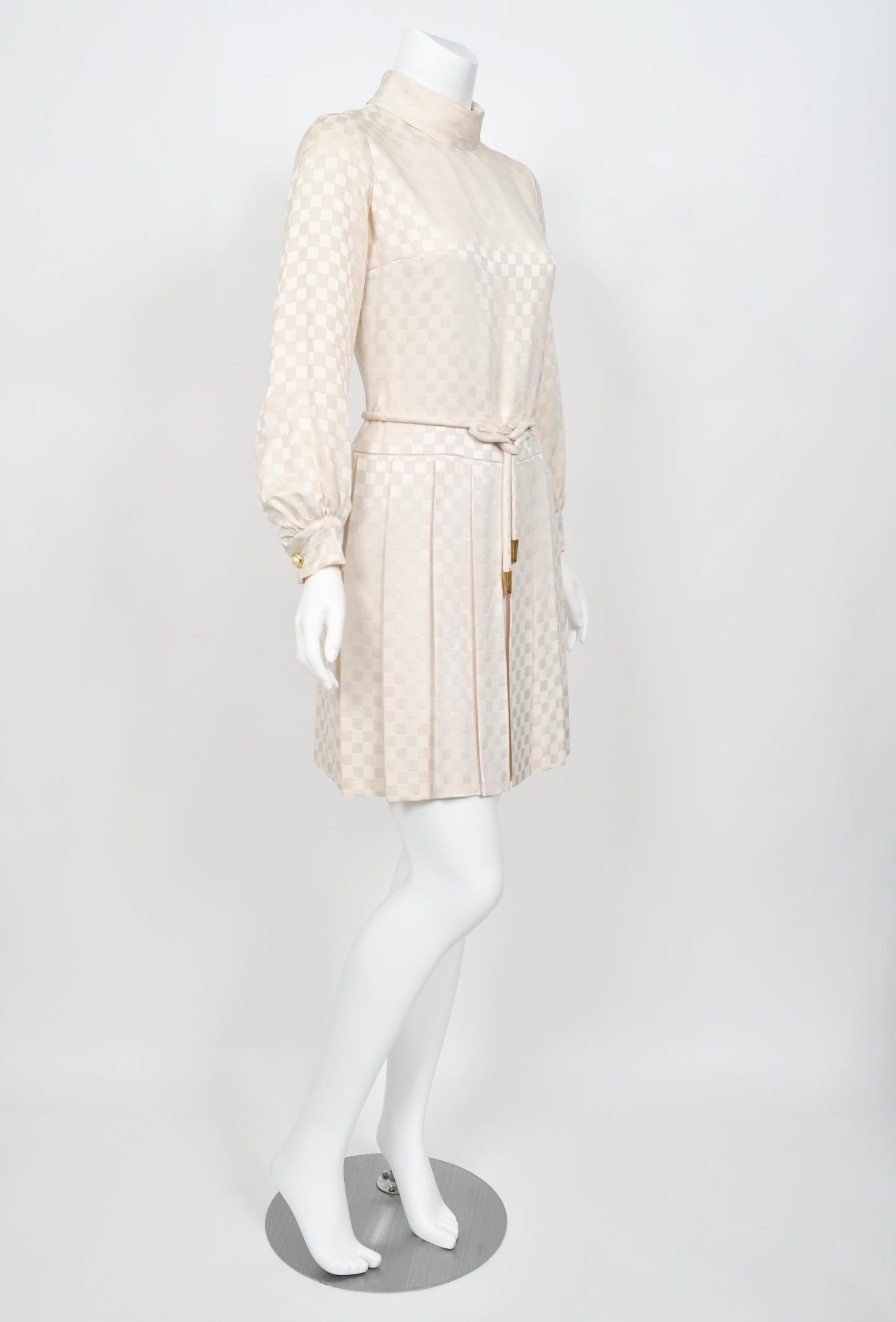 1968 Christian Dior Haute Couture Documented Ivory Checkered Silk Pleated Dress For Sale 5